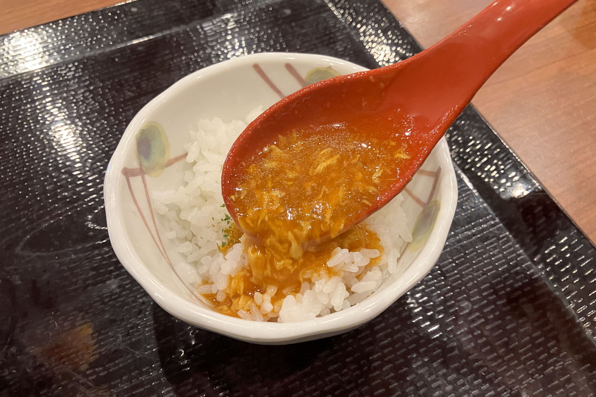 トマたまカレーをひと口ごはんにかける