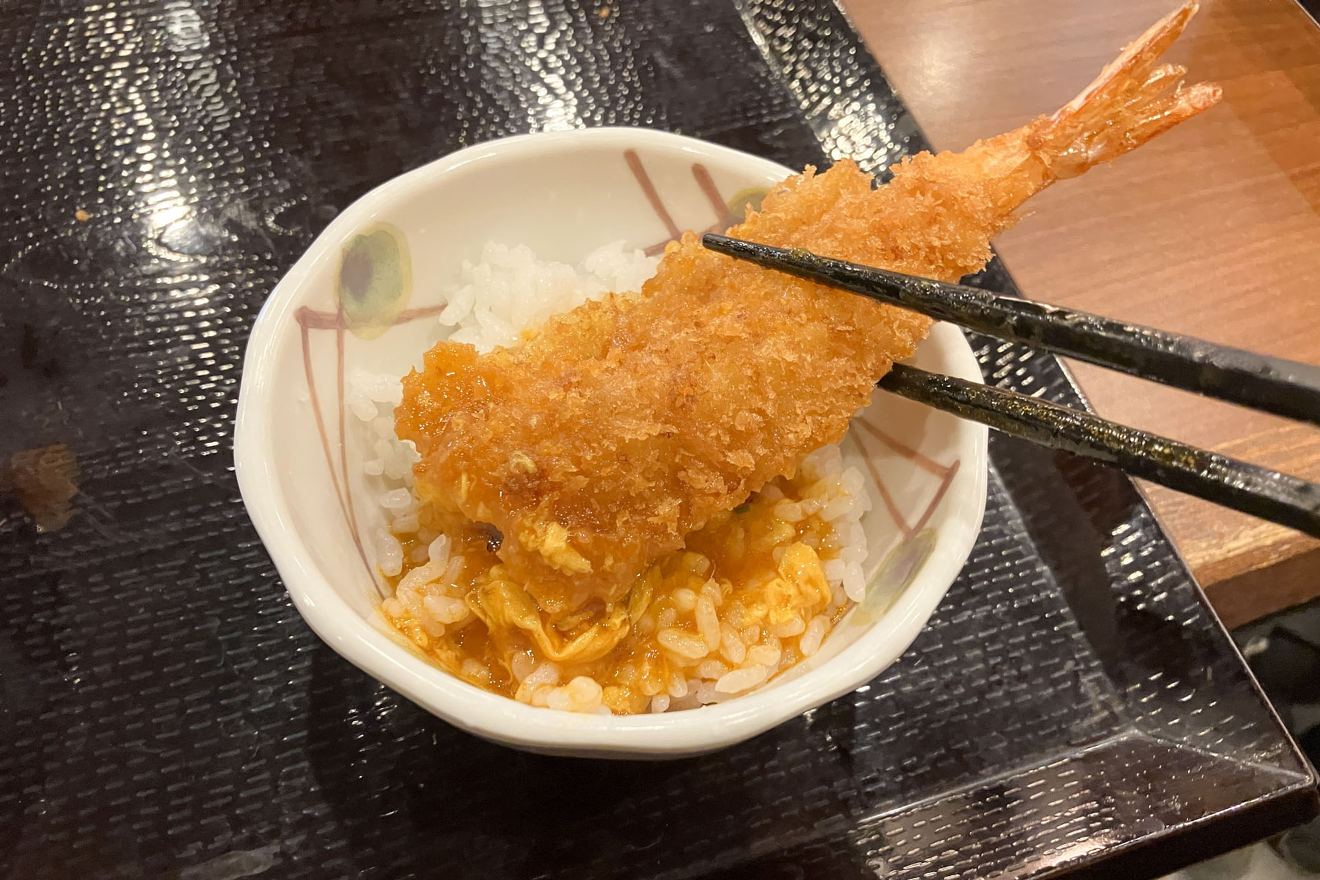 海老カツをひと口ごはんにのせてもよい