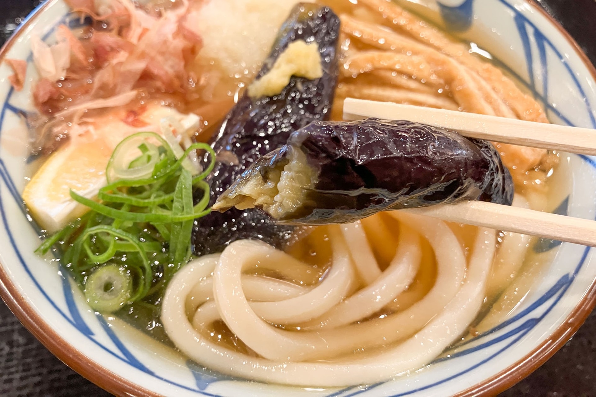 揚げなすを噛むとだしがジュワッと口の中で広がる