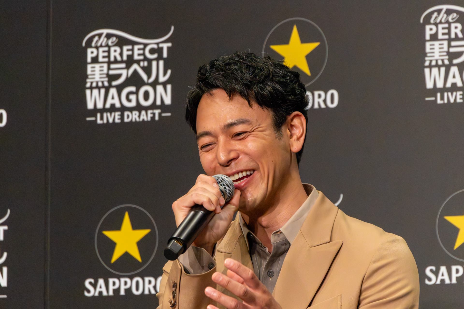 役者らしい表現力で最高の一杯を語る妻夫木さん