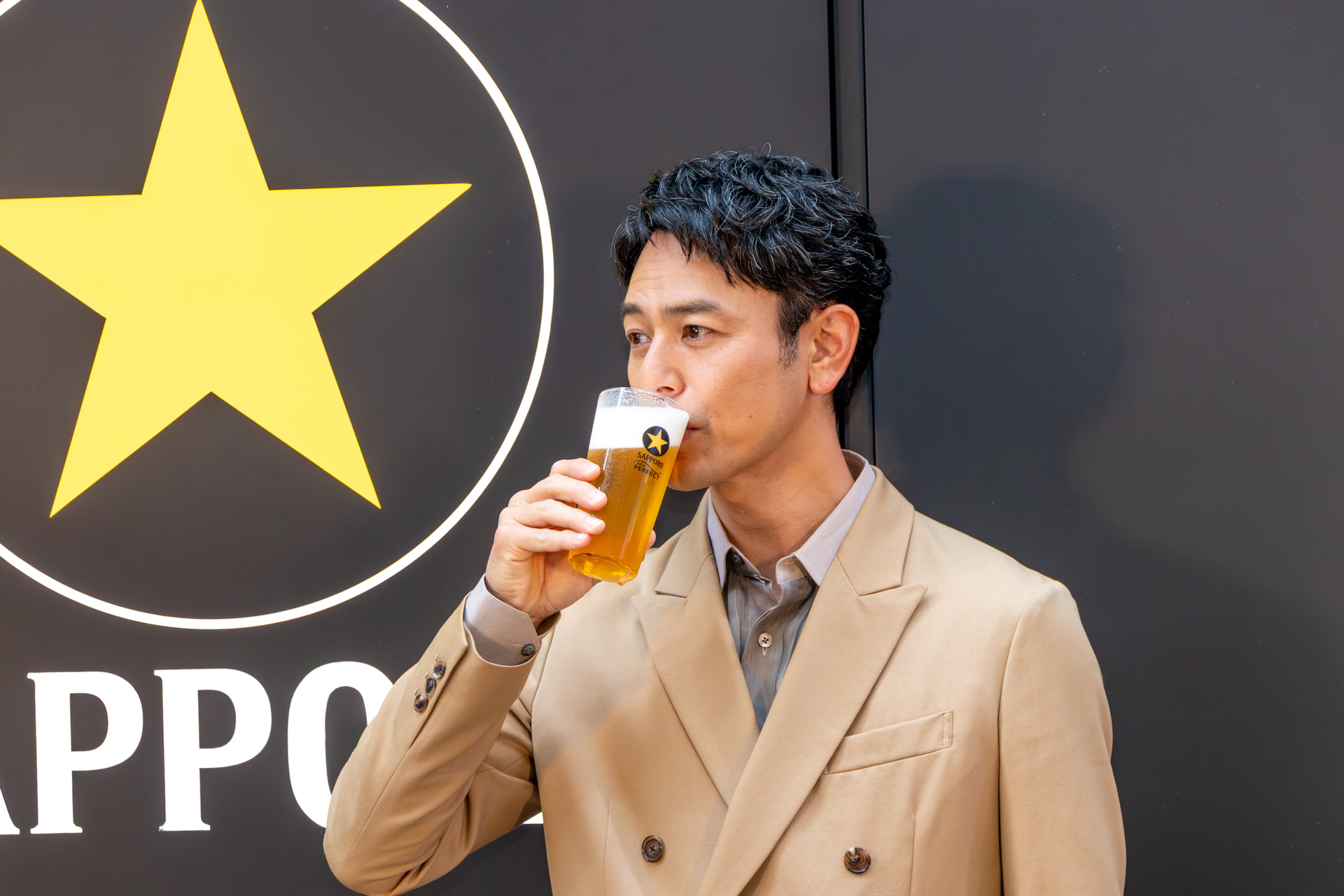 「くぅ～っ。うまい！」とザ・パーフェクト黒ラベルを味わう妻夫木さん