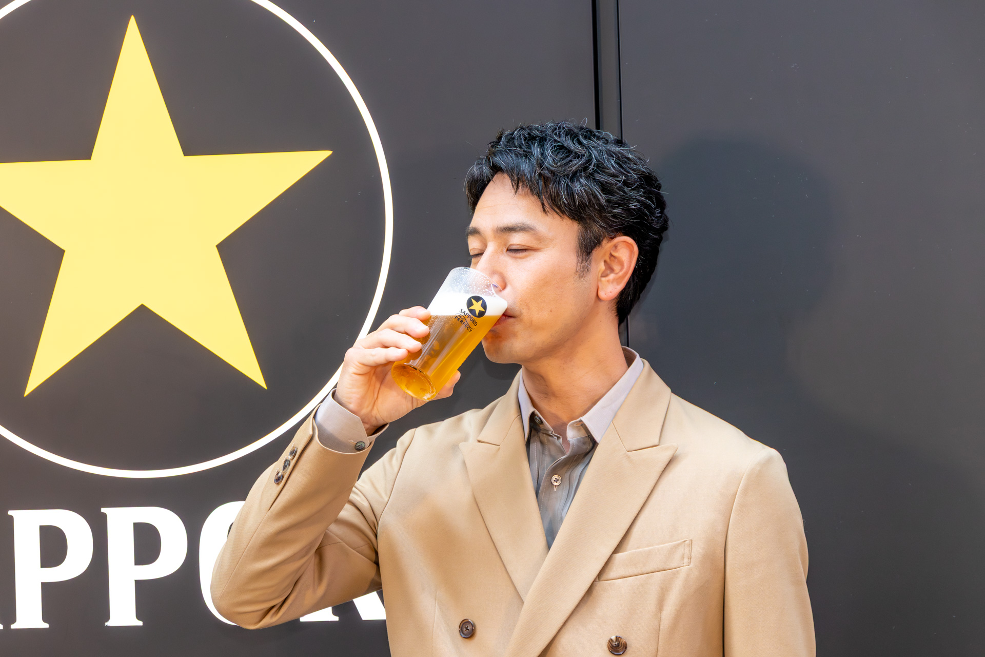 「くぅ～っ。うまい！」とザ・パーフェクト黒ラベルを味わう妻夫木さん