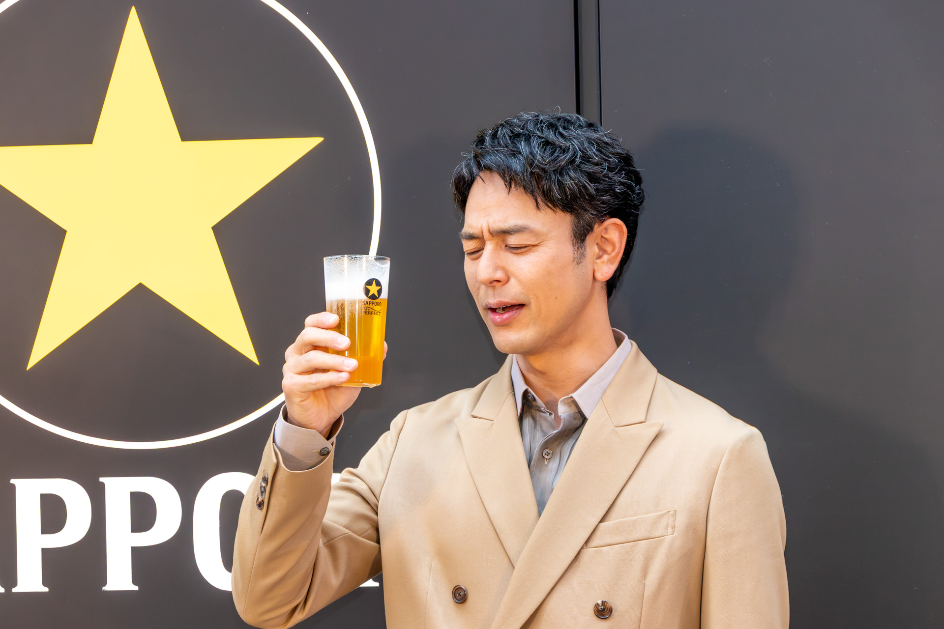 「くぅ～っ。うまい！」とザ・パーフェクト黒ラベルを味わう妻夫木さん