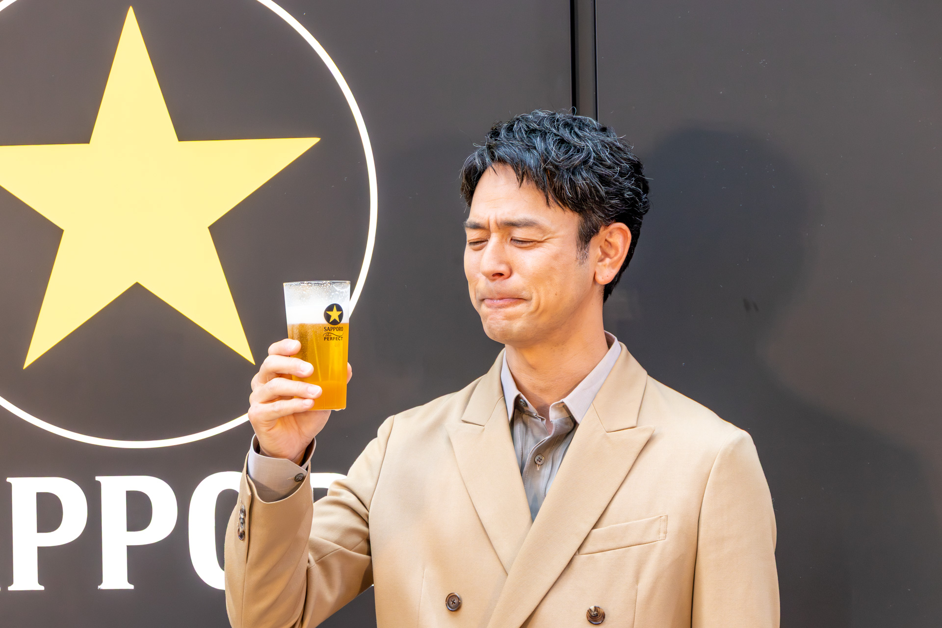 「くぅ～っ。うまい！」とザ・パーフェクト黒ラベルを味わう妻夫木さん