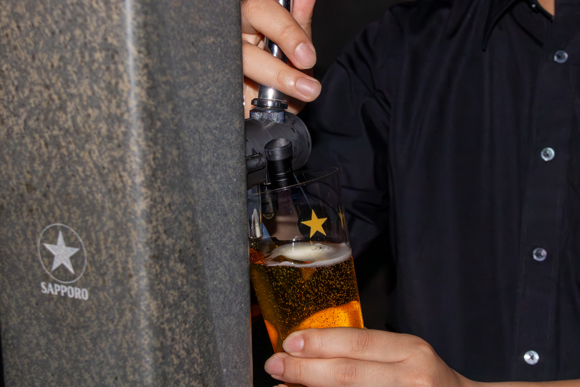 美しい所作で注いでくれる