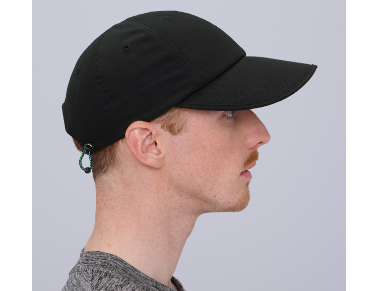 大きめのツバがしっかり顔を守る