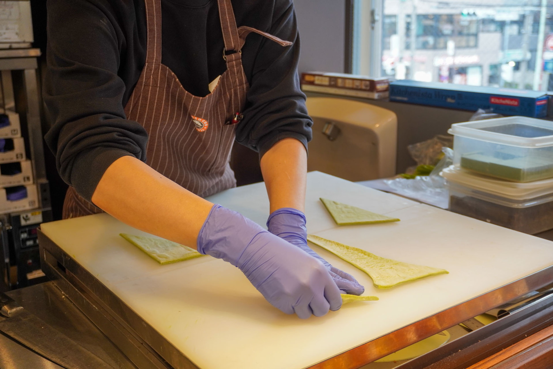 抹茶入り生地を伸ばす