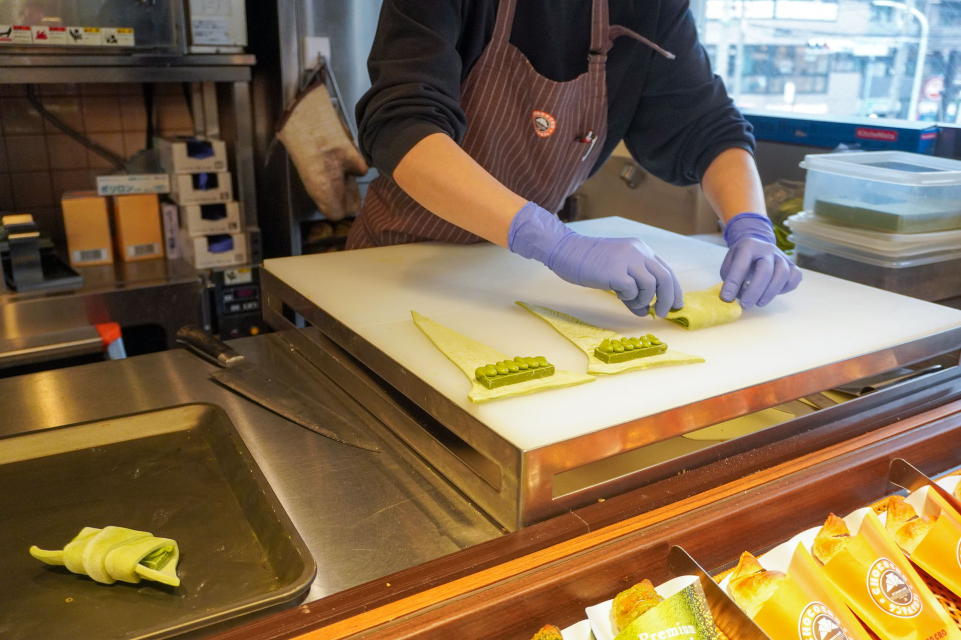 生地で抹茶のチョコレートプレートを包む