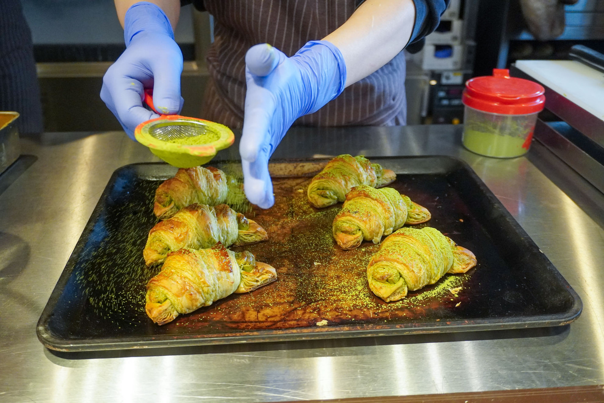 焼きあがったチョコクロに抹茶を振りかける
