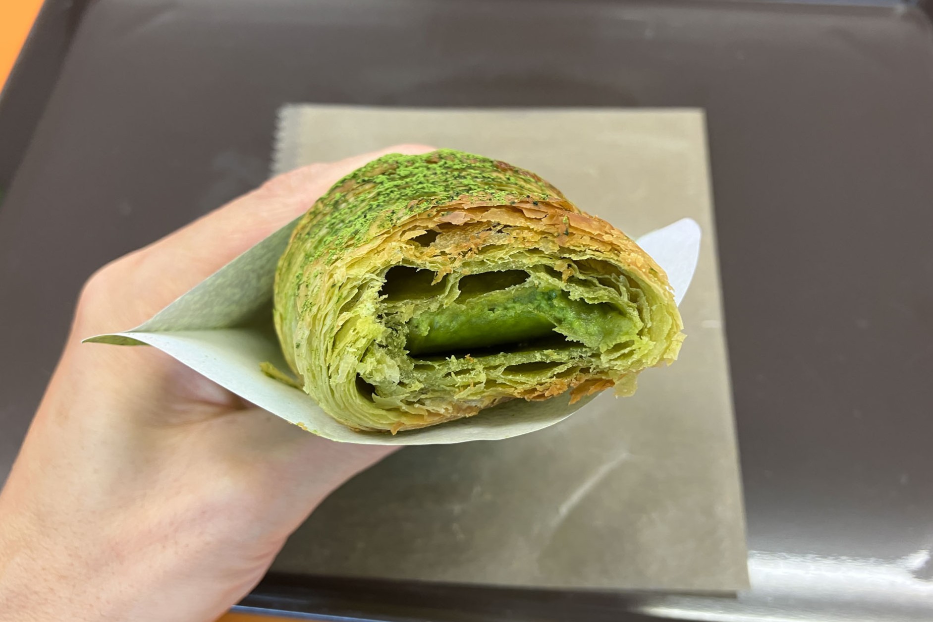 中の抹茶チョコレートと抹茶クリームが濃厚