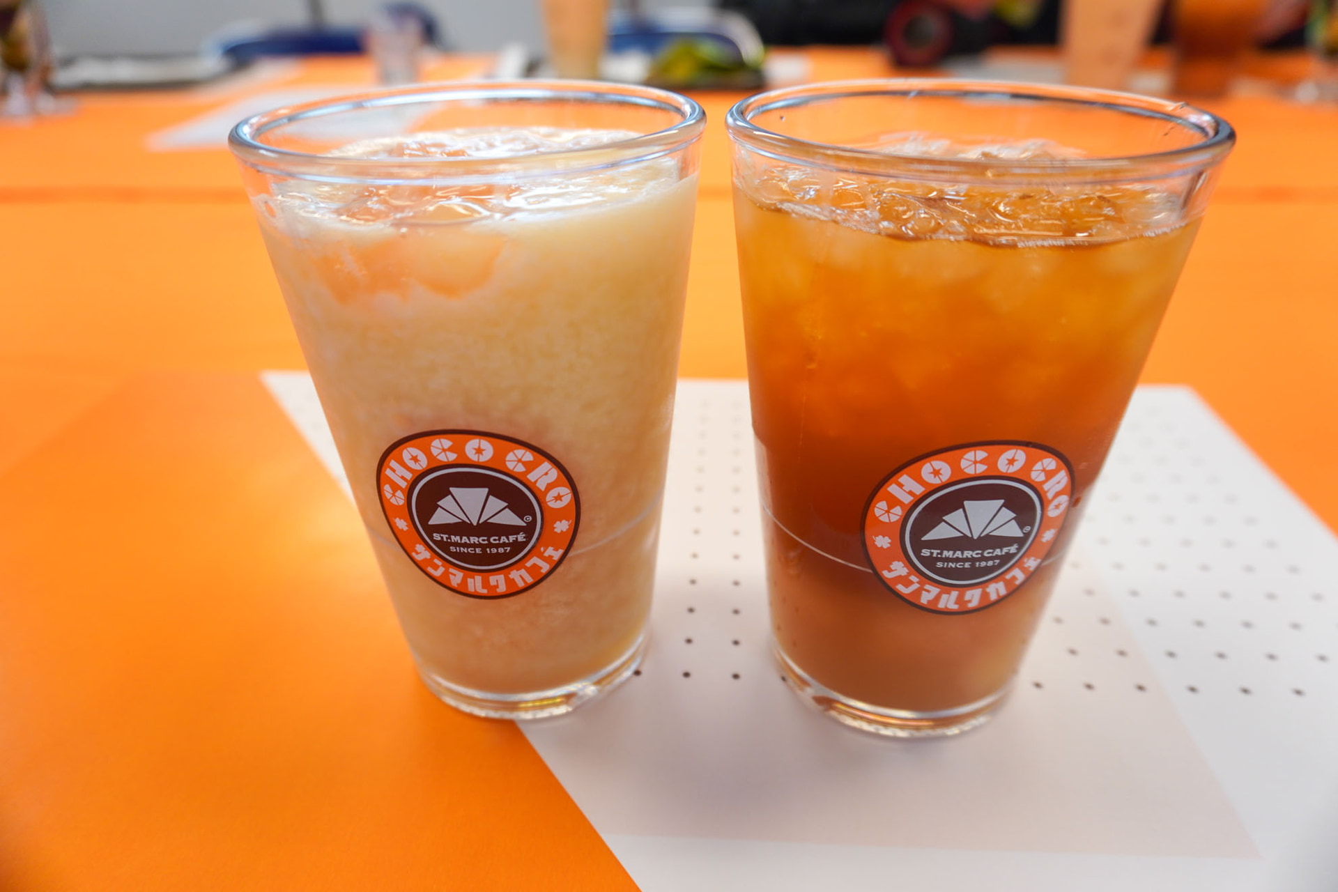 試食で提供された「濃密ピーチスムージー」（左）、「濃密ピーチティー」（右）