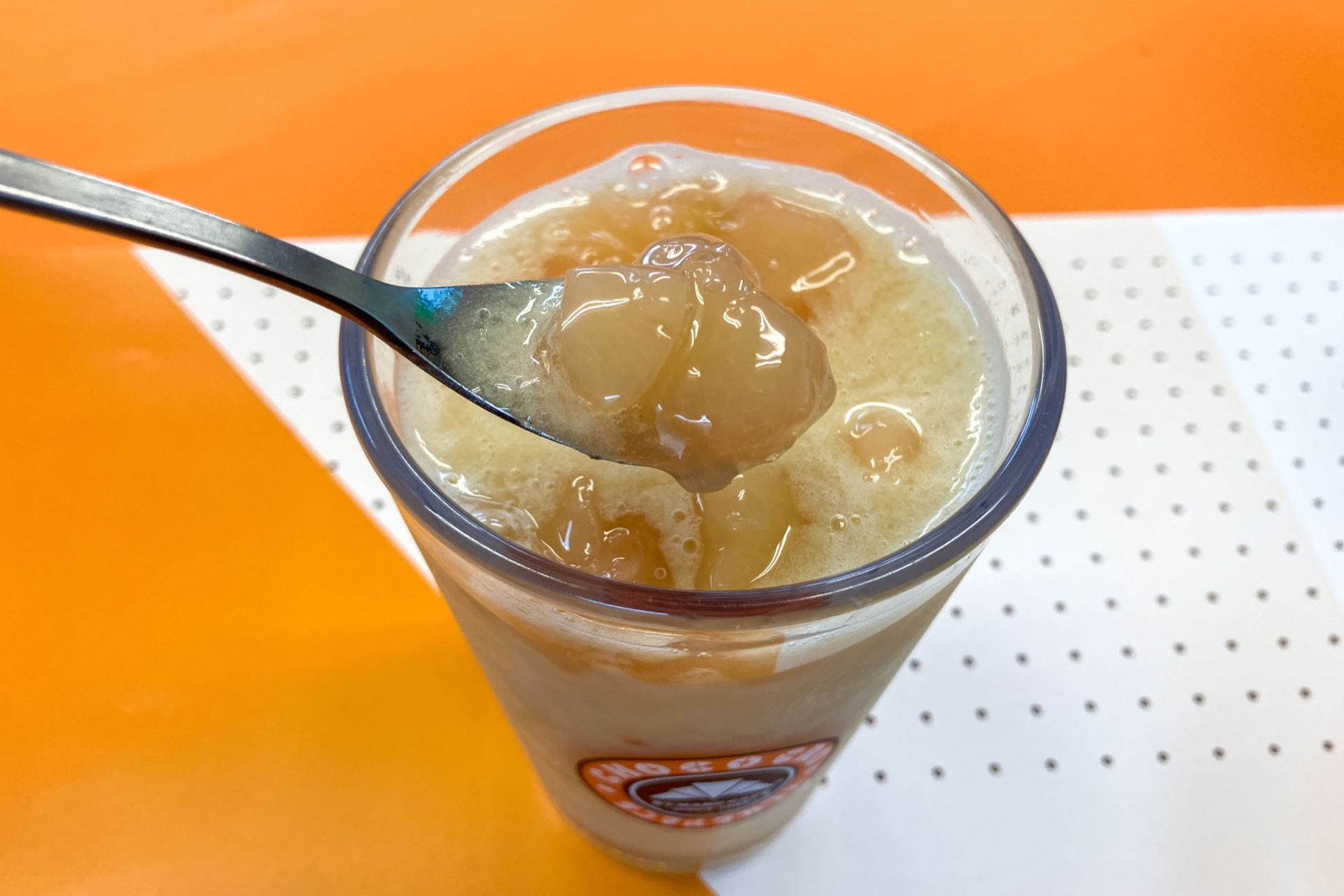 「濃密ピーチスムージー」の上には白桃果肉ソースがのる