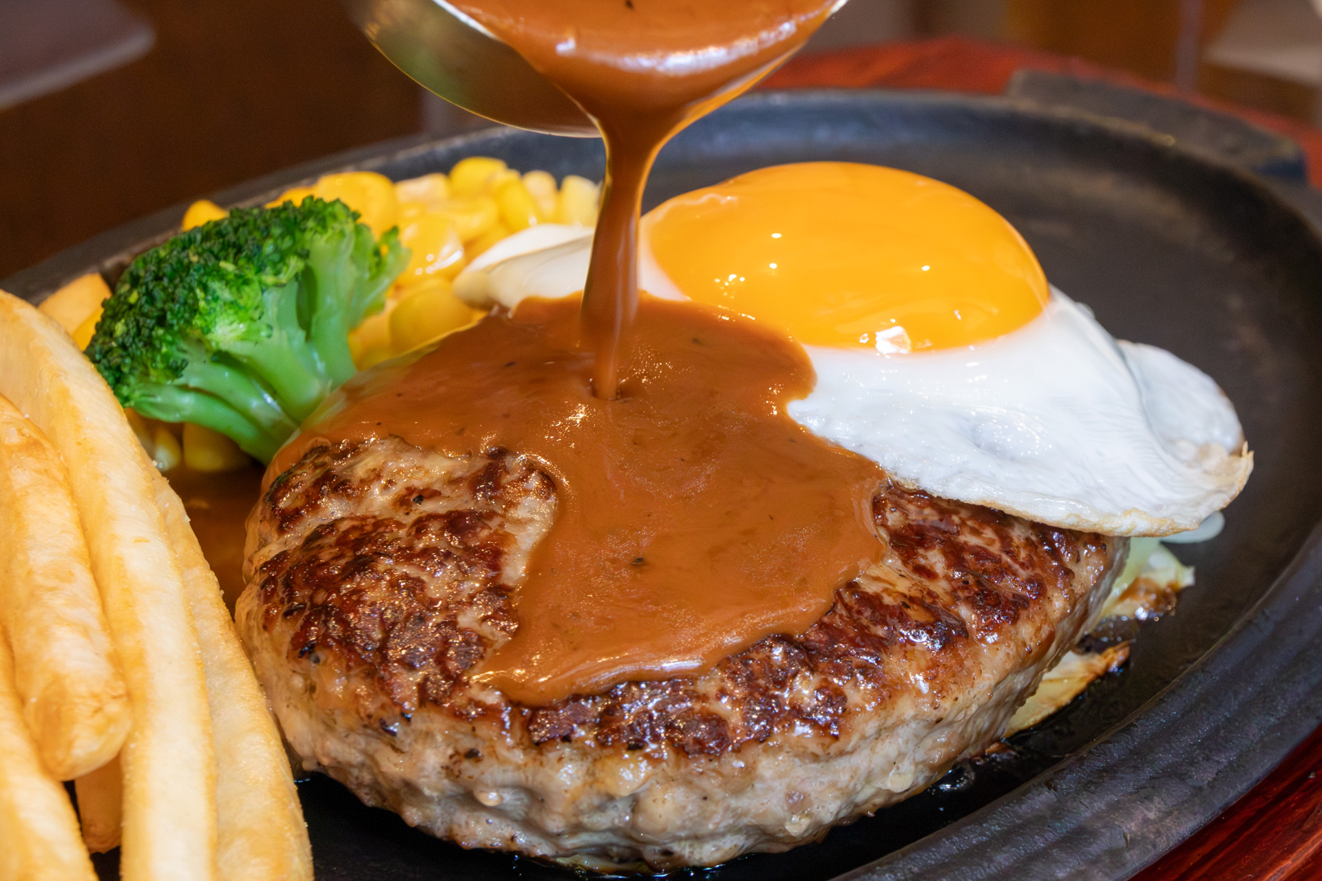 ロイヤルホスト「黒×黒ハンバーグ」刷新と新商品「ロイヤルホストハンバーグ」を発売