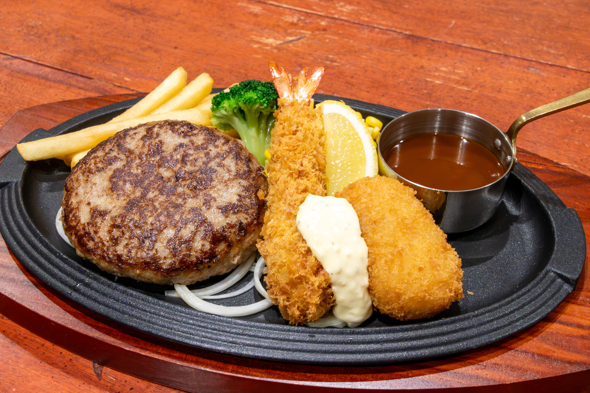 新発売の「ロイヤルホストハンバーグ」。写真は「ハンバーグ＆天然海老フライと紅ずわい蟹のクリームコロッケ（ドミグラスソース）」