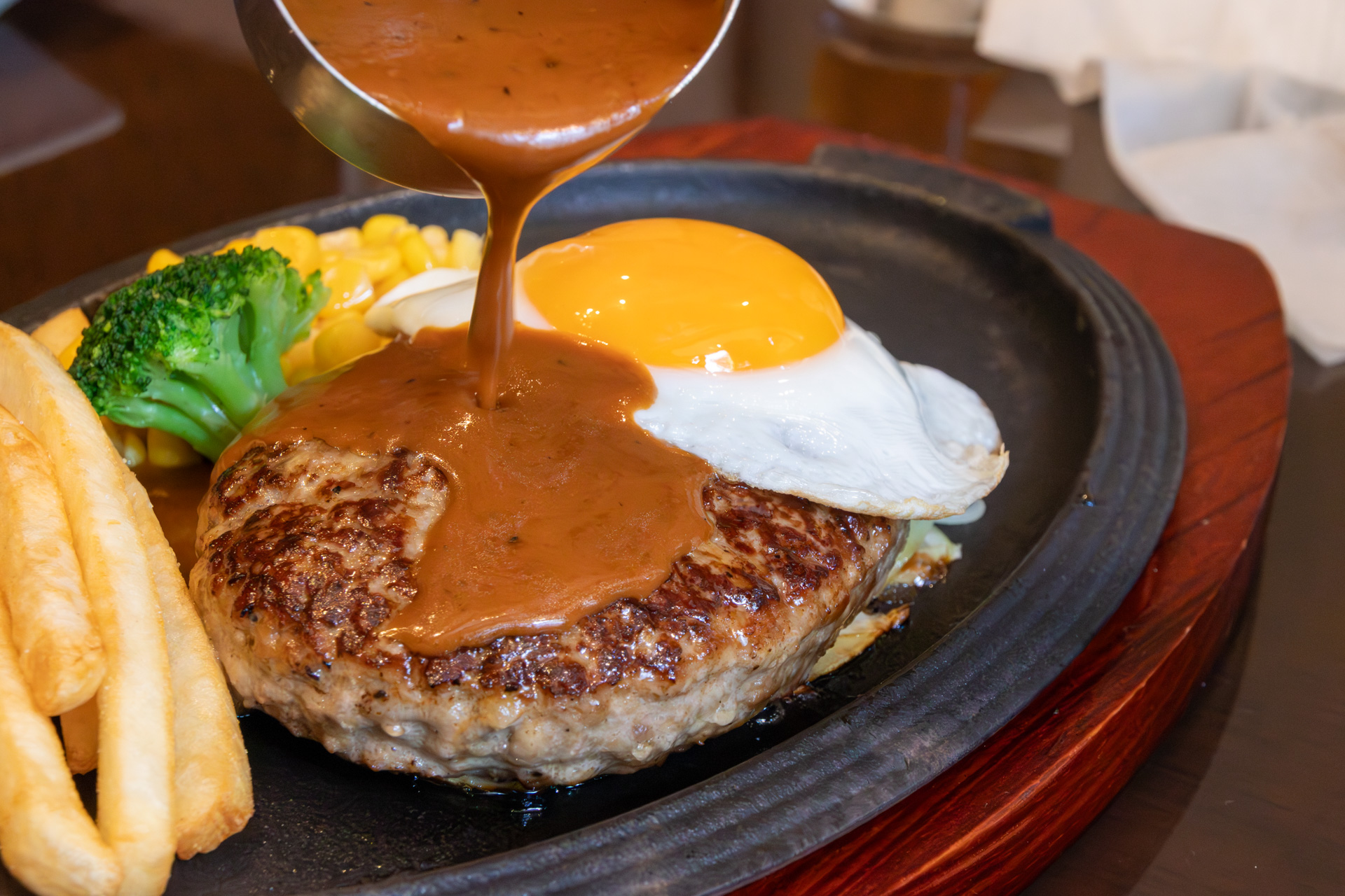 ソースを大胆に投入！