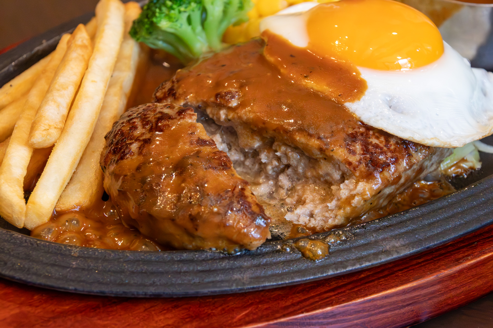 たっぷりの肉汁がソースと合体する