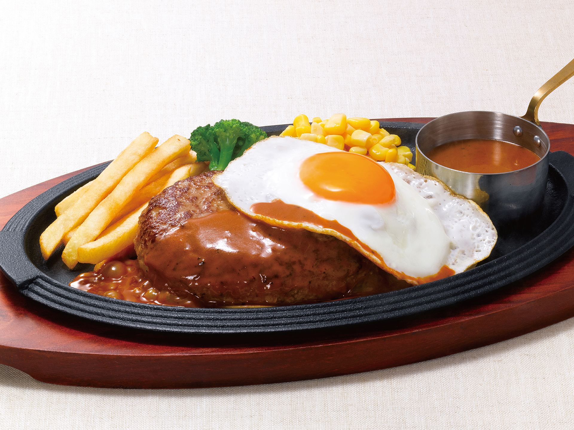 「黒×黒ハンバーグ（ブラウンバターソース目玉焼き付/ガーリッククリームソース）」（190g 1628円、250g 2068円）