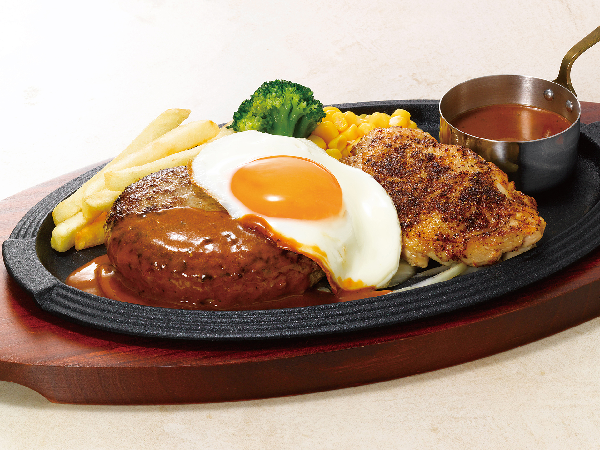 「黒×黒ハンバーグ＆スパイシーチキン（ブラウンバターソース目玉焼き付）」（2123円）