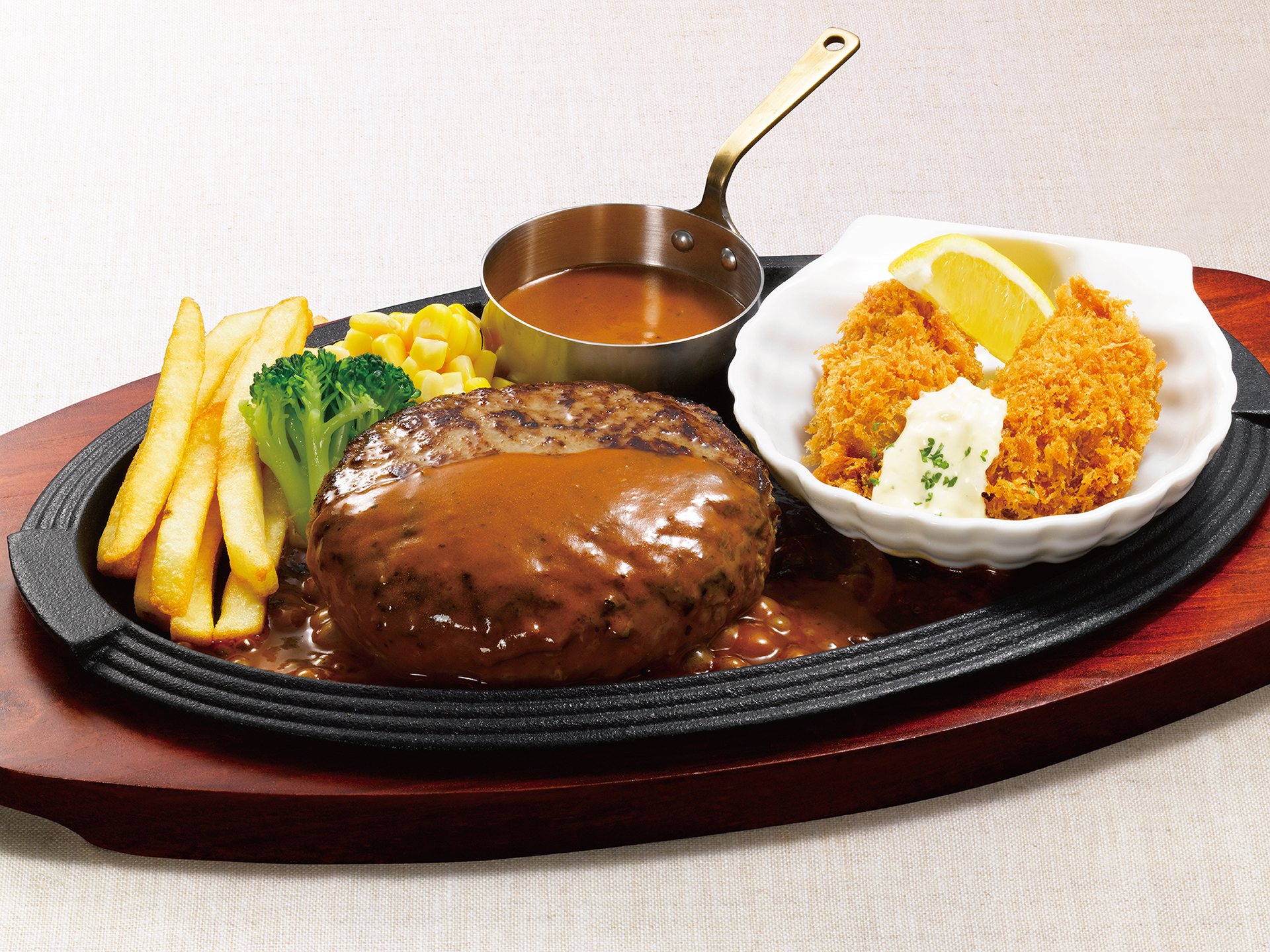 「黒×黒ハンバーグ＆牡蠣フライ（ブラウンバターソース）」（2288円）