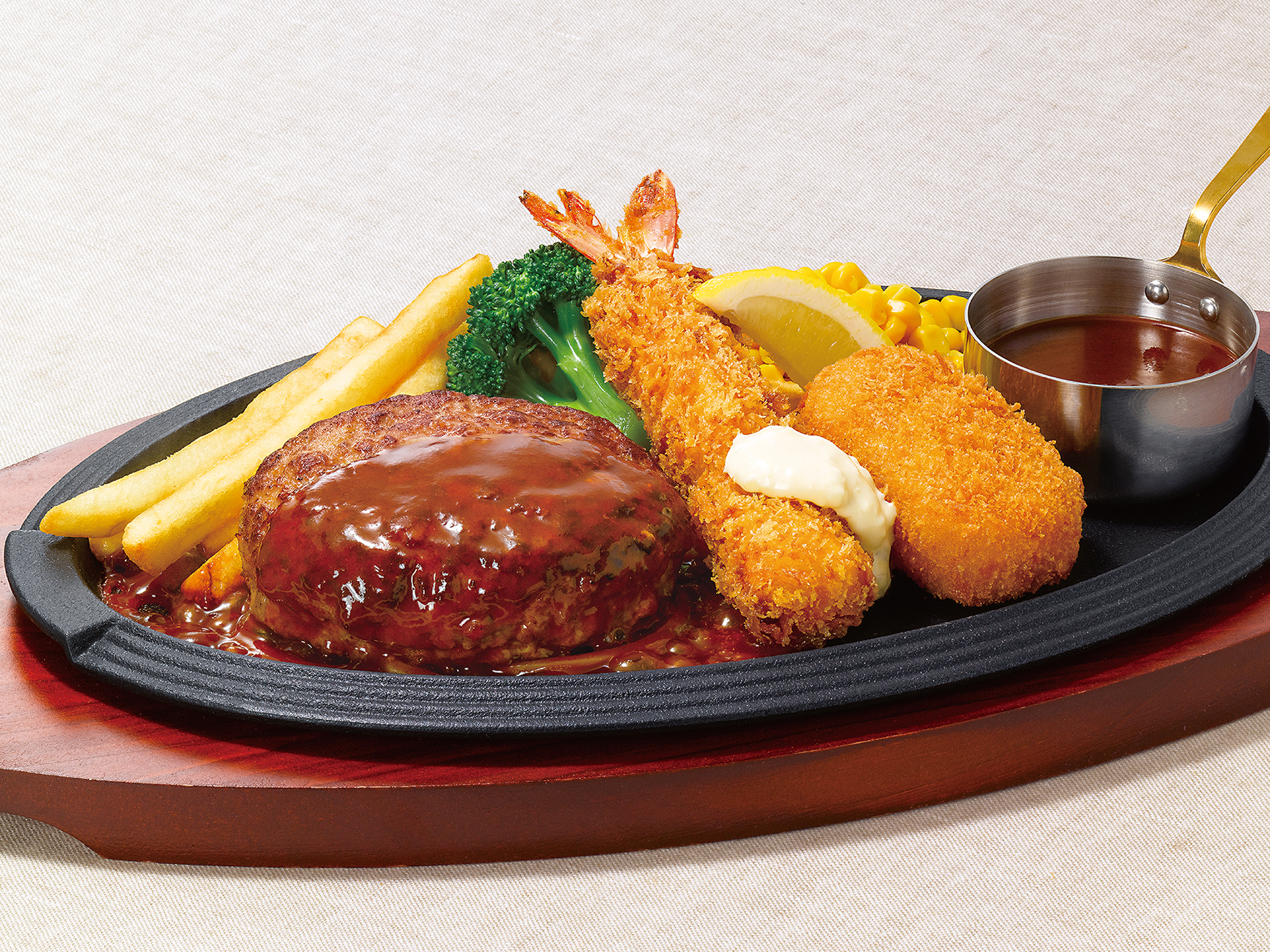 「ハンバーグ＆天然海老フライと紅ずわい蟹のクリームコロッケ（ドミグラスソース）」（1903円）