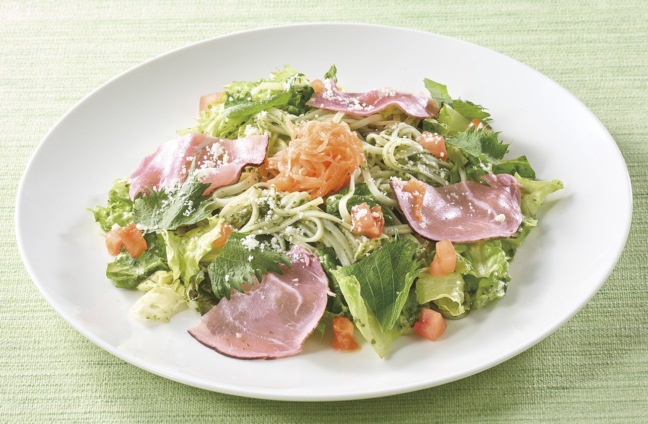 〈秋田無限堂 稲庭うどん〉炙り生ハムと大葉のジェノベーゼ風サラダうどん