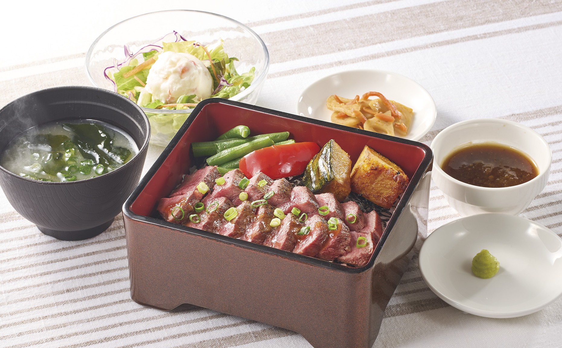 みすじステーキ重（みそ汁・惣菜・サラダつき）