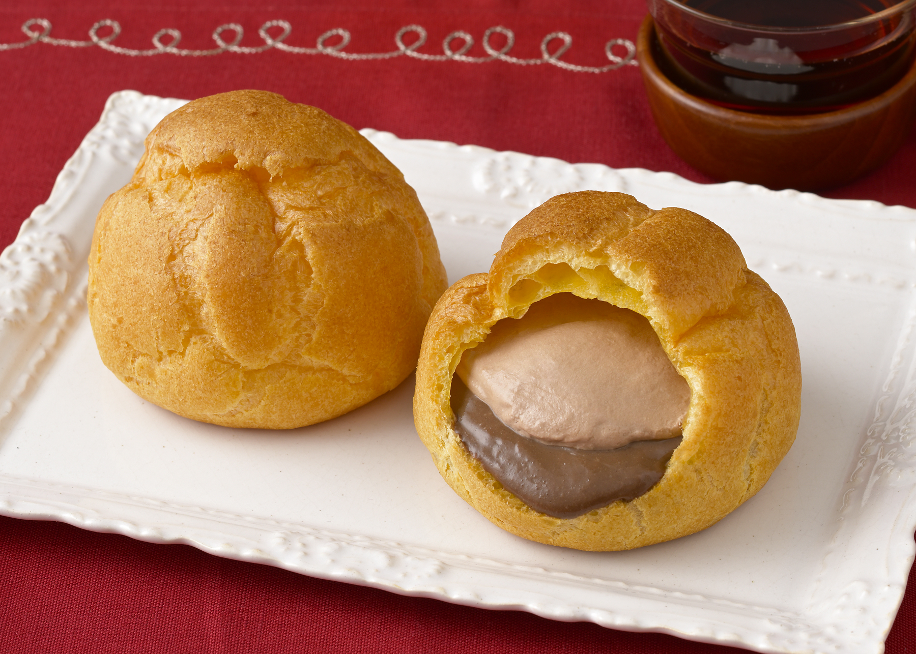 「ジャンボシュークリーム（ガーナ）」（248円）