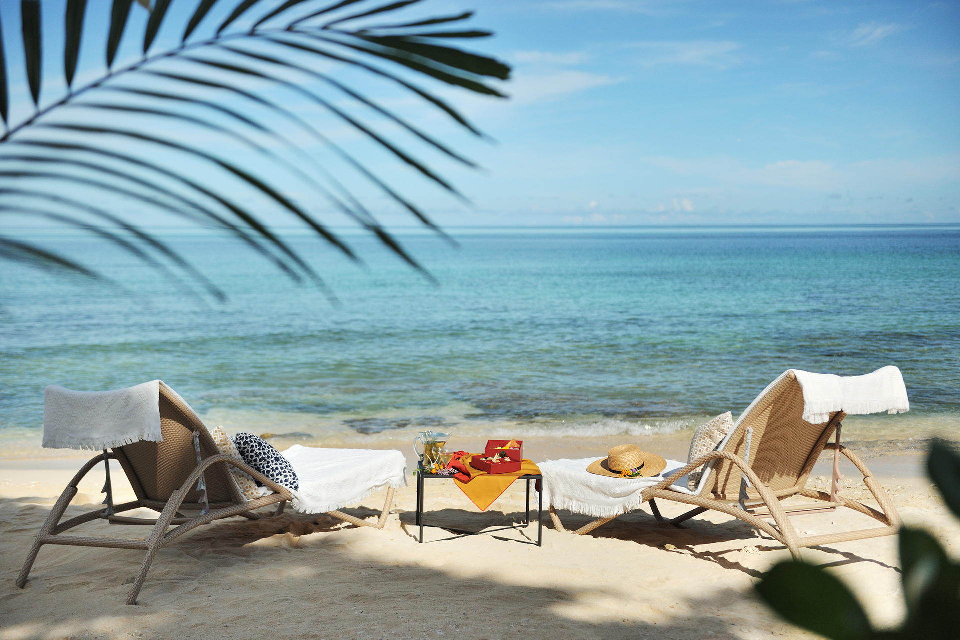 客室の目の前に広がる自然海岸で、沖縄の伝統料理を盛り込んだ特別朝食をいただく