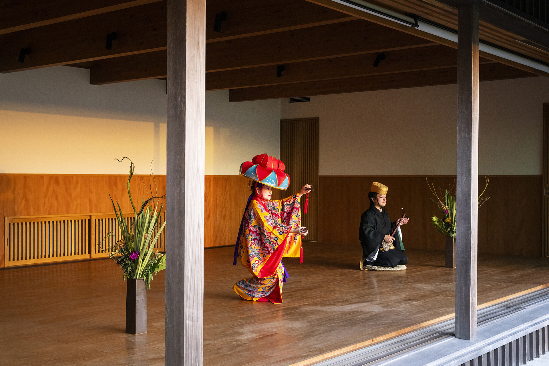 海から風が渡る道場で、華やかな演舞をフーチバー香る泡盛とともに楽しむ