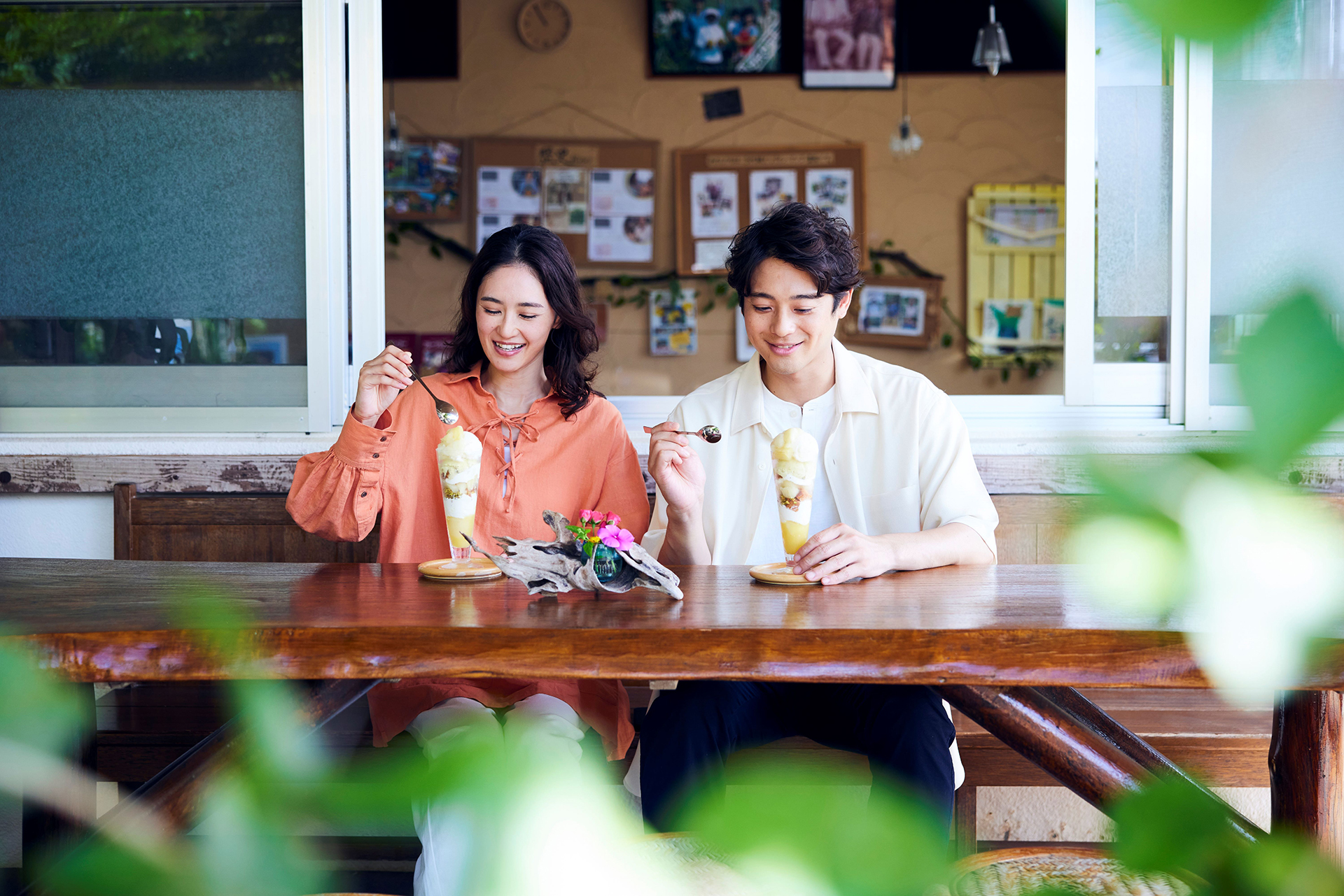 飲食店でピーチパインパフェを楽しんでいる様子