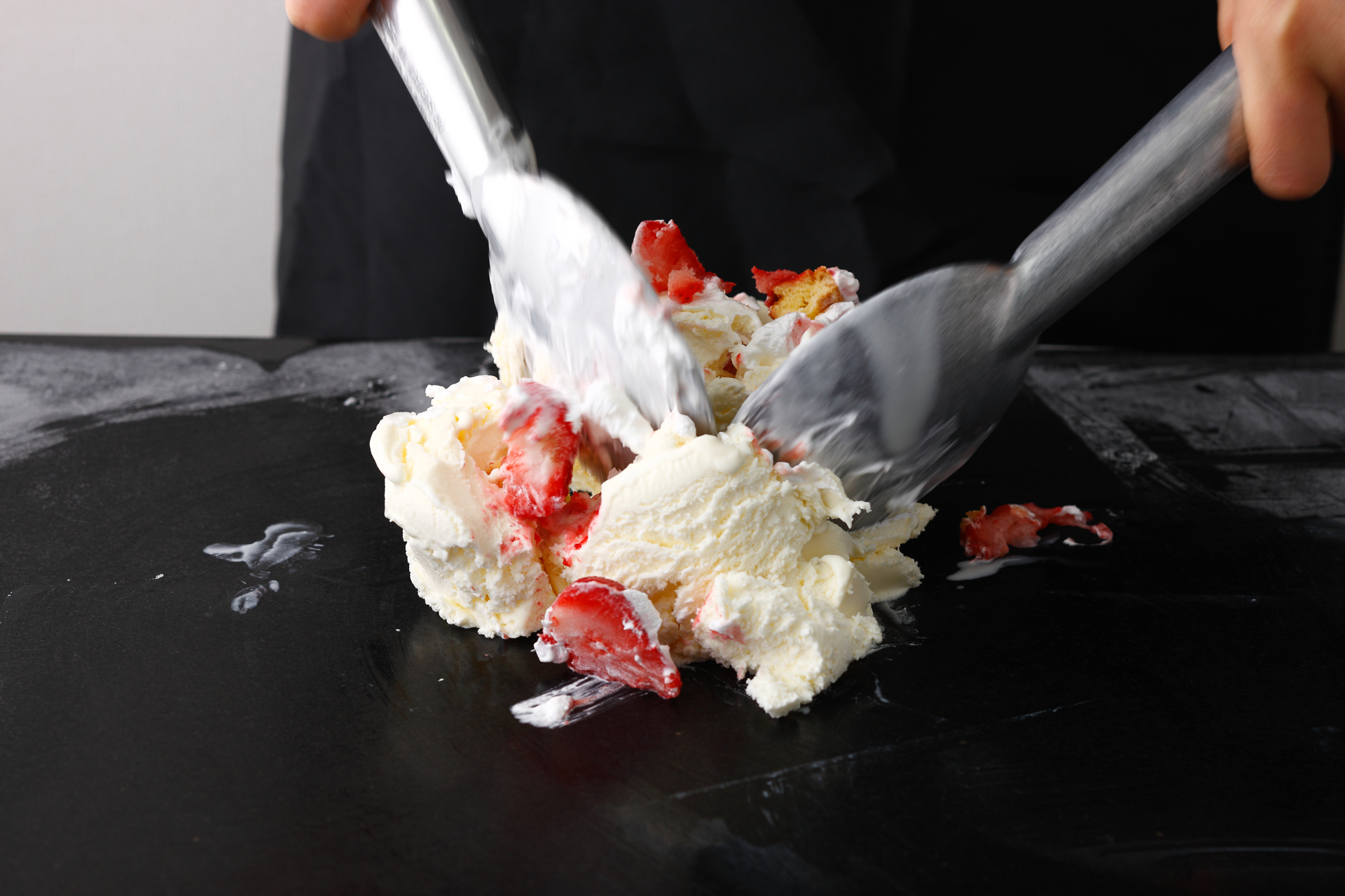 コールドストーン名物、－9℃の石板でアイスクリームとナッツやフルーツなどの好きなミックスインを混ぜ合わせて提供するオリジナルアイスクリーム