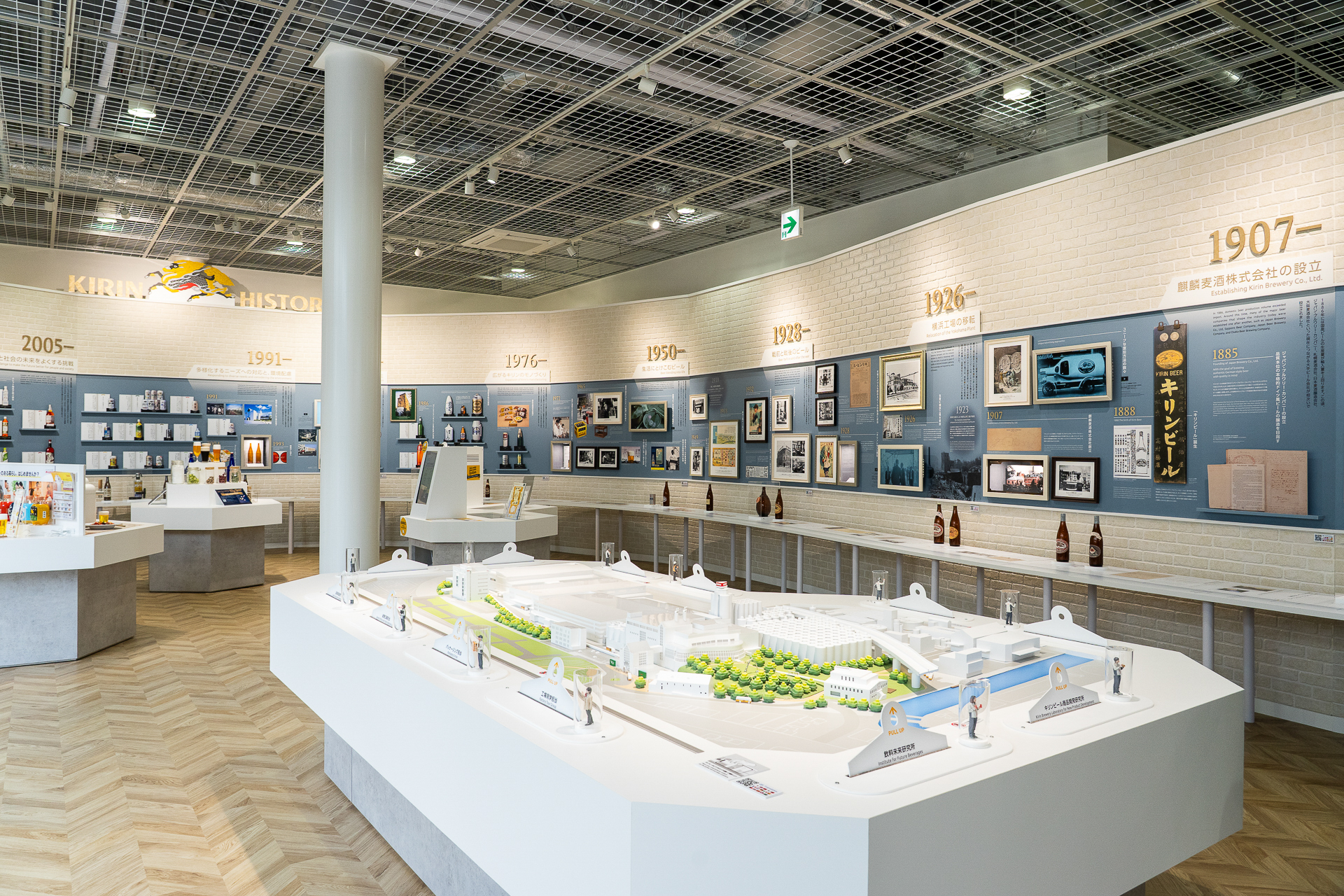 中央に横浜工場のジオラマを設置