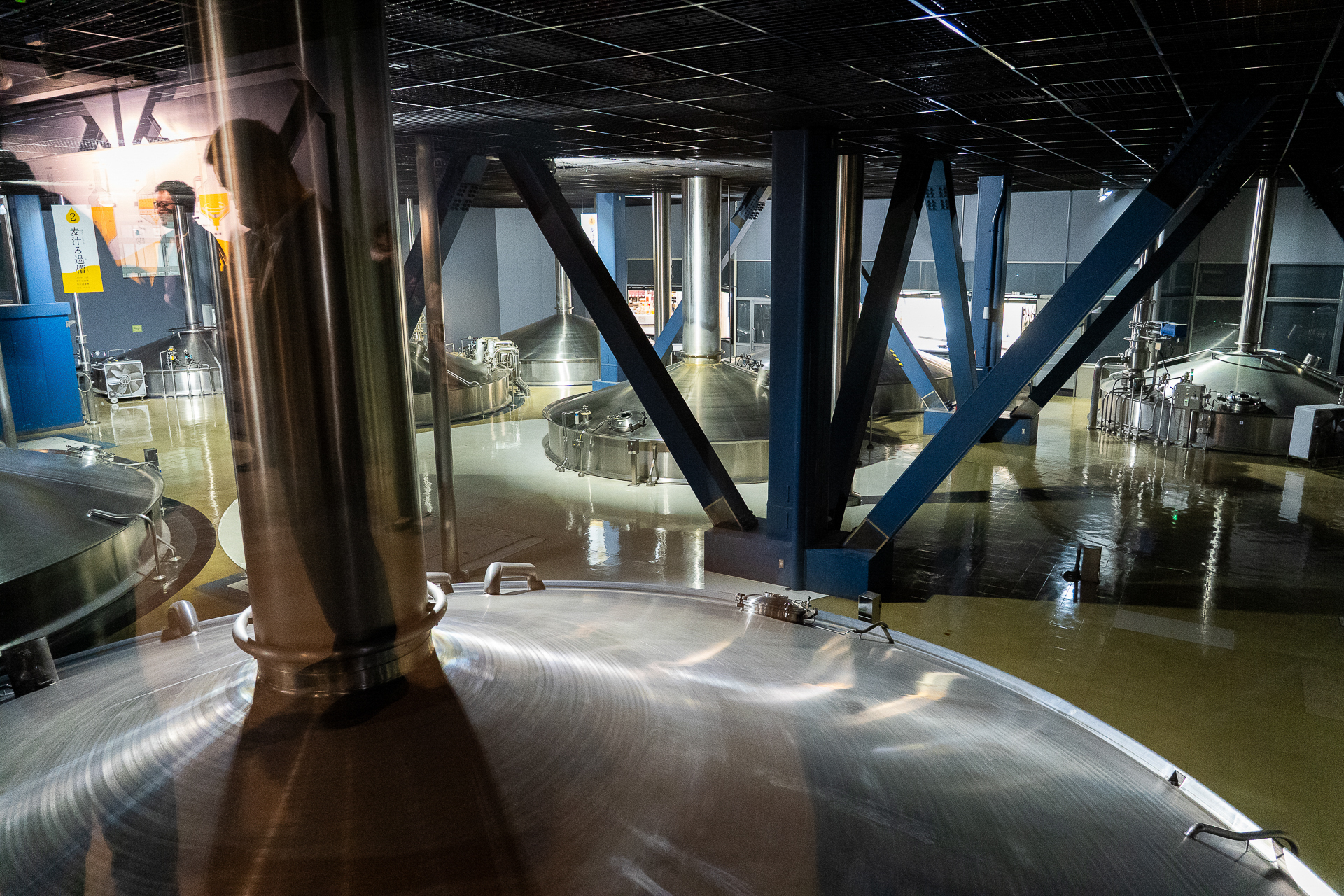 巨大な仕込み釜をガラス越しに見る
