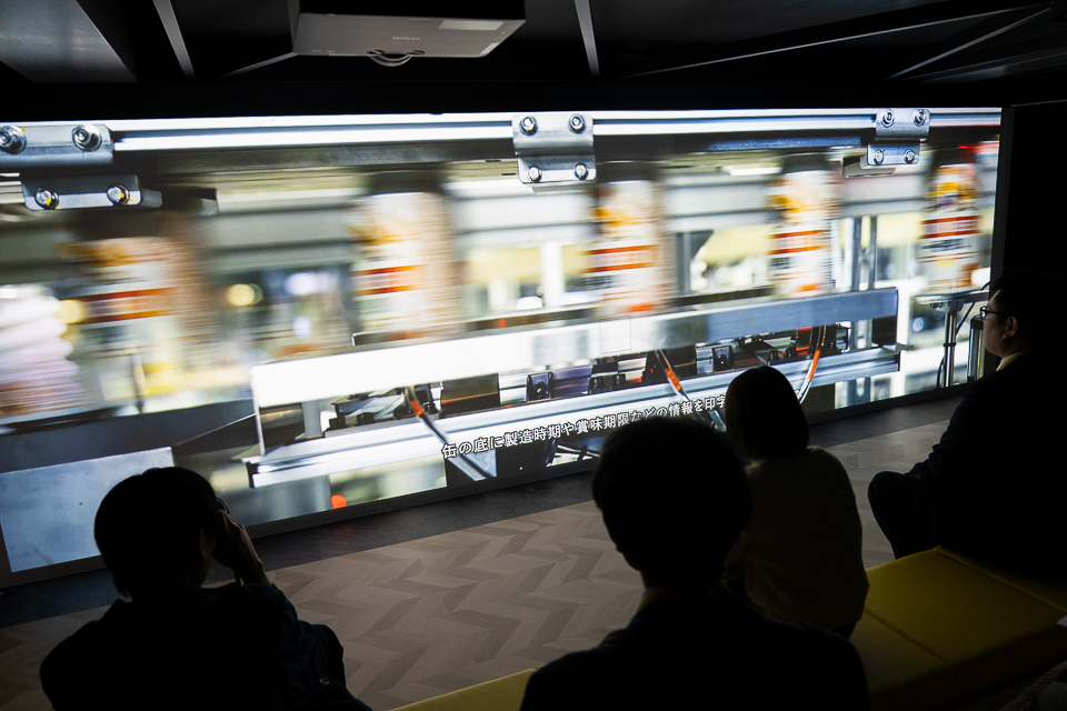 リニューアルされたパッケージングエリア。缶の洗浄から箱詰まで、一番搾りの製造ラインに潜入したかのような没入感ある映像だ