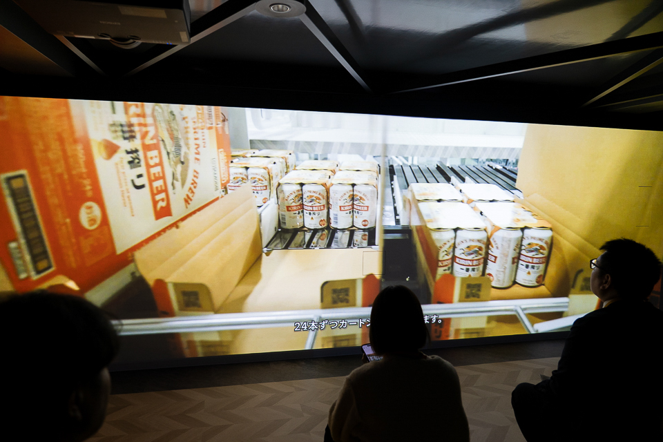 リニューアルされたパッケージングエリア。缶の洗浄から箱詰まで、一番搾りの製造ラインに潜入したかのような没入感ある映像だ