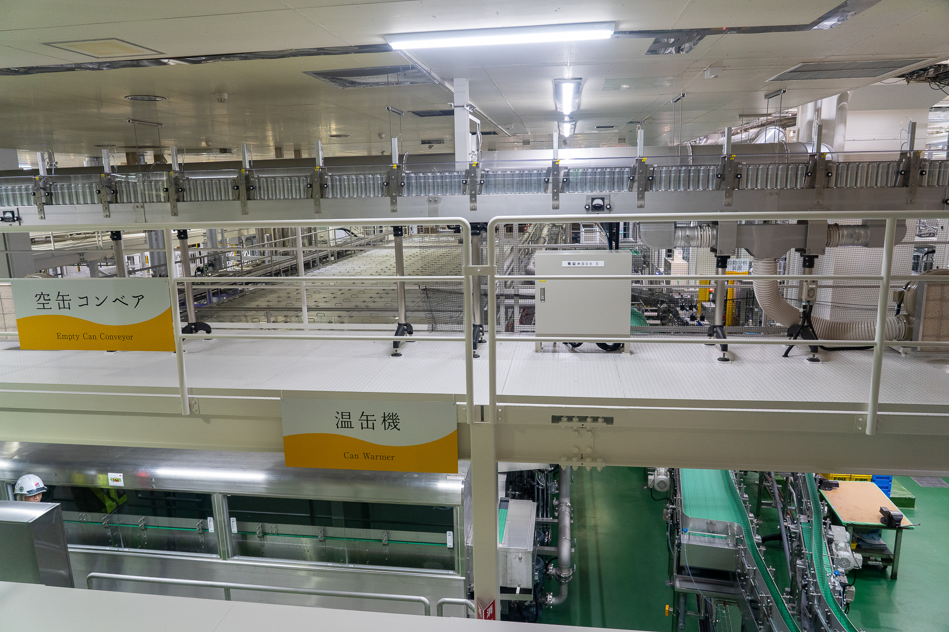 実際にパッケージング工程もガラス越しに見学