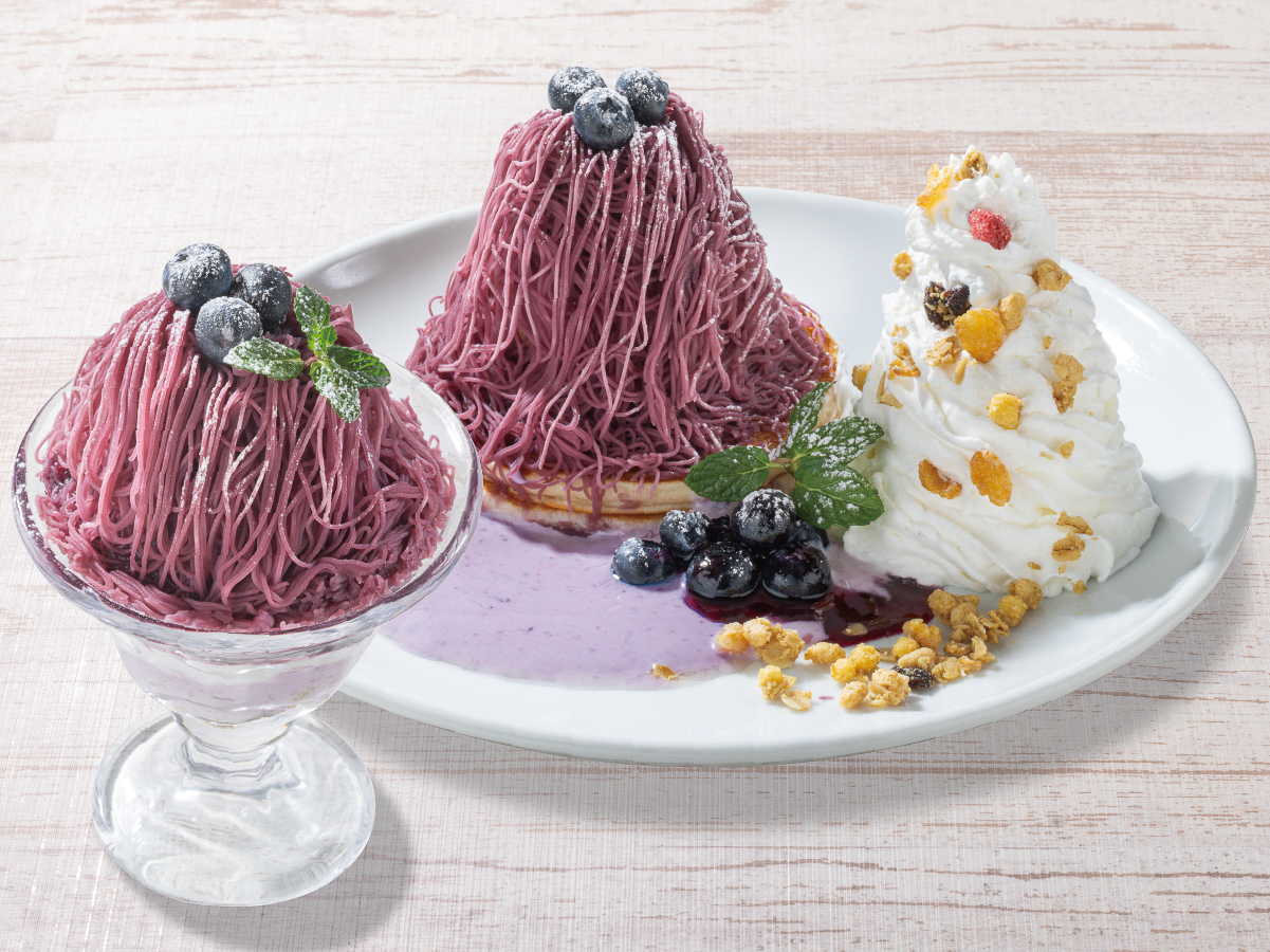 ブルーベリーのモンブランをたっぷり絞って、さらにブルーベリーもトッピング