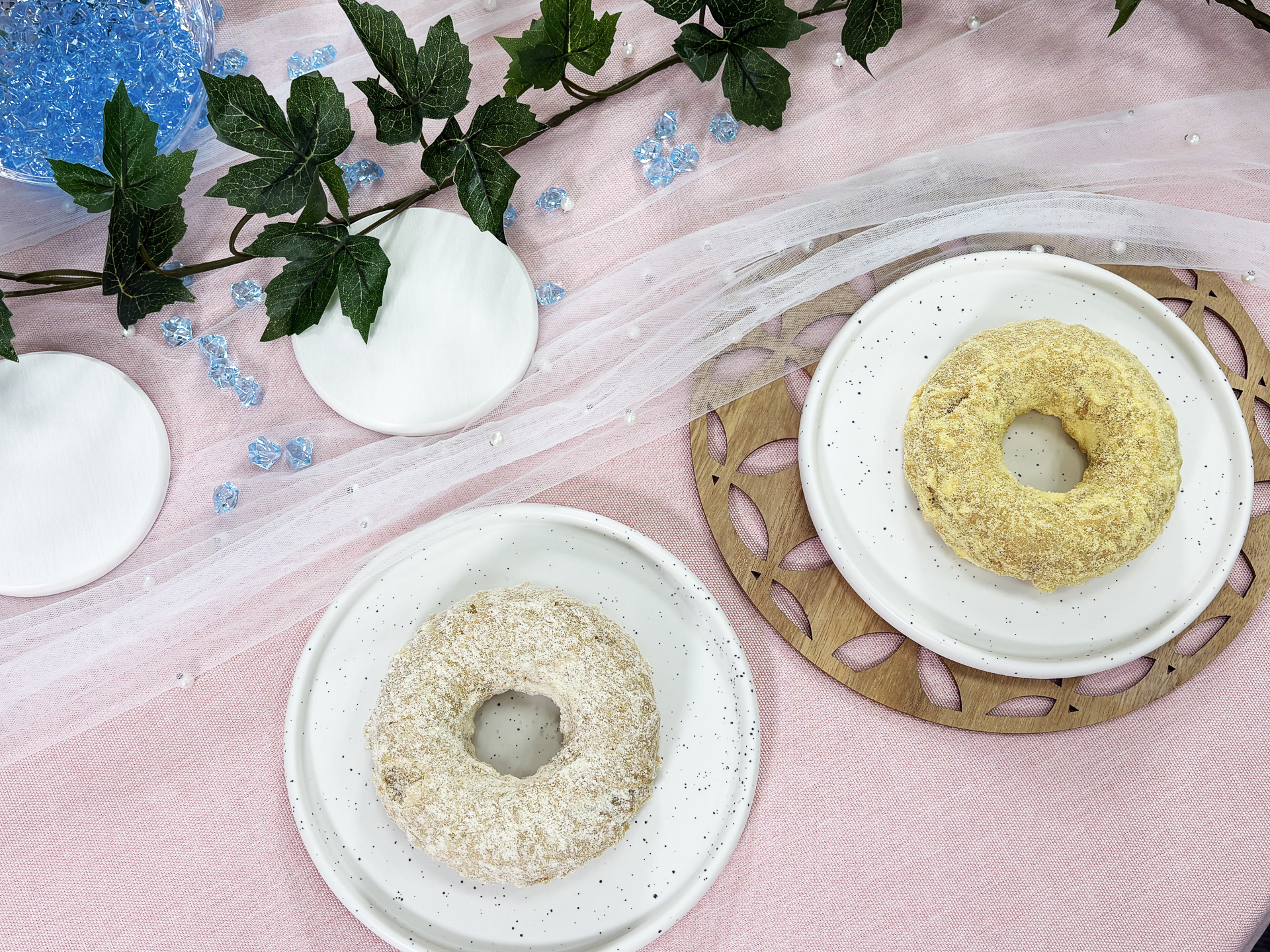 「サクぽふん ミルクシュガー」（左）と「サクぽふん カスタードシュガー」（右）