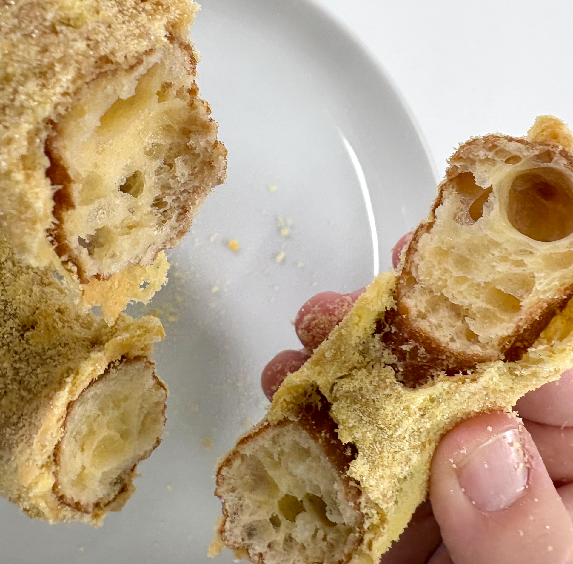 サクぽふんのごつごつ感と軽い生地「ぽふん」な断面