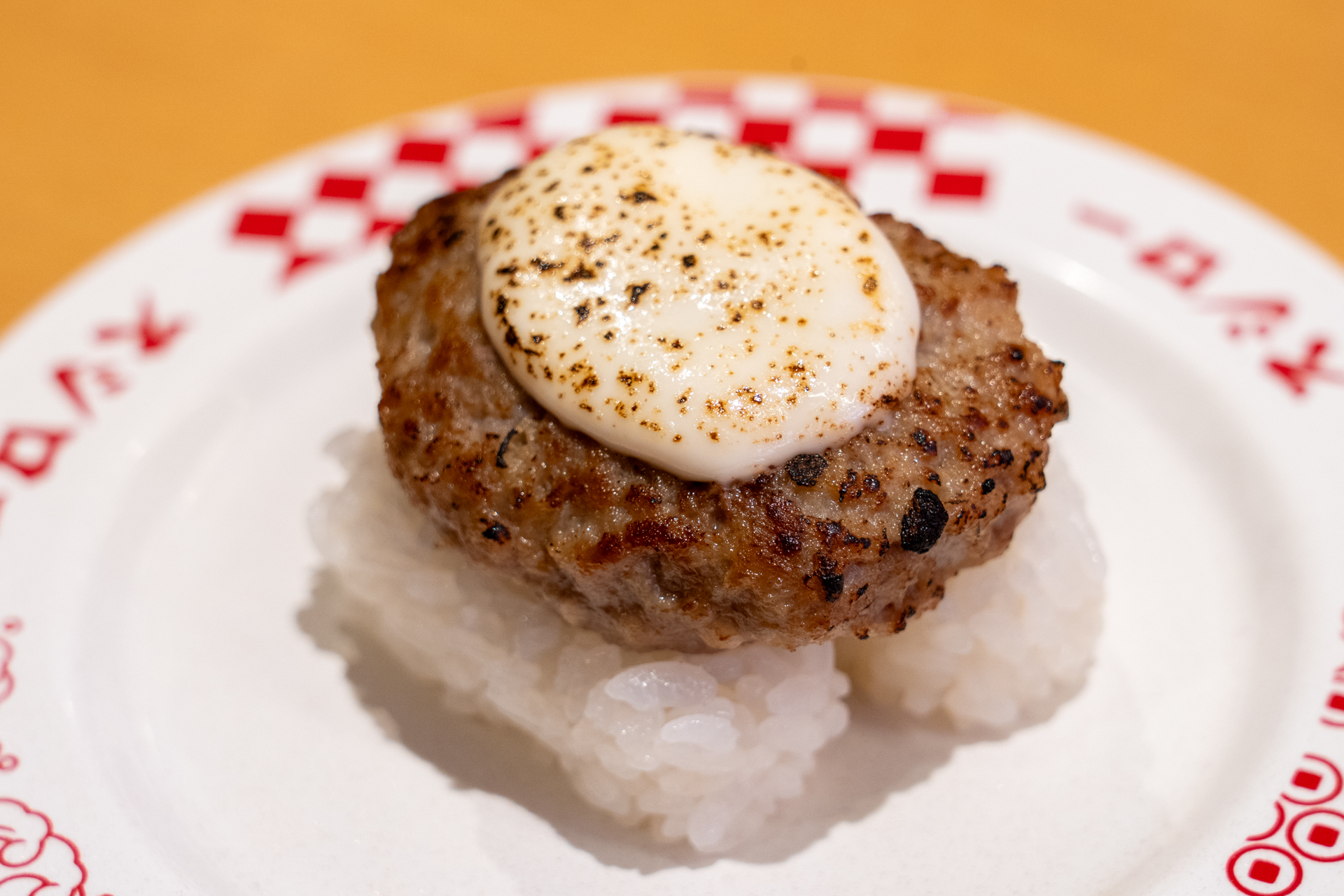 ハンバーグを半分にして、肉汁がこぼれないように切り口を下にするのが通な食べ方