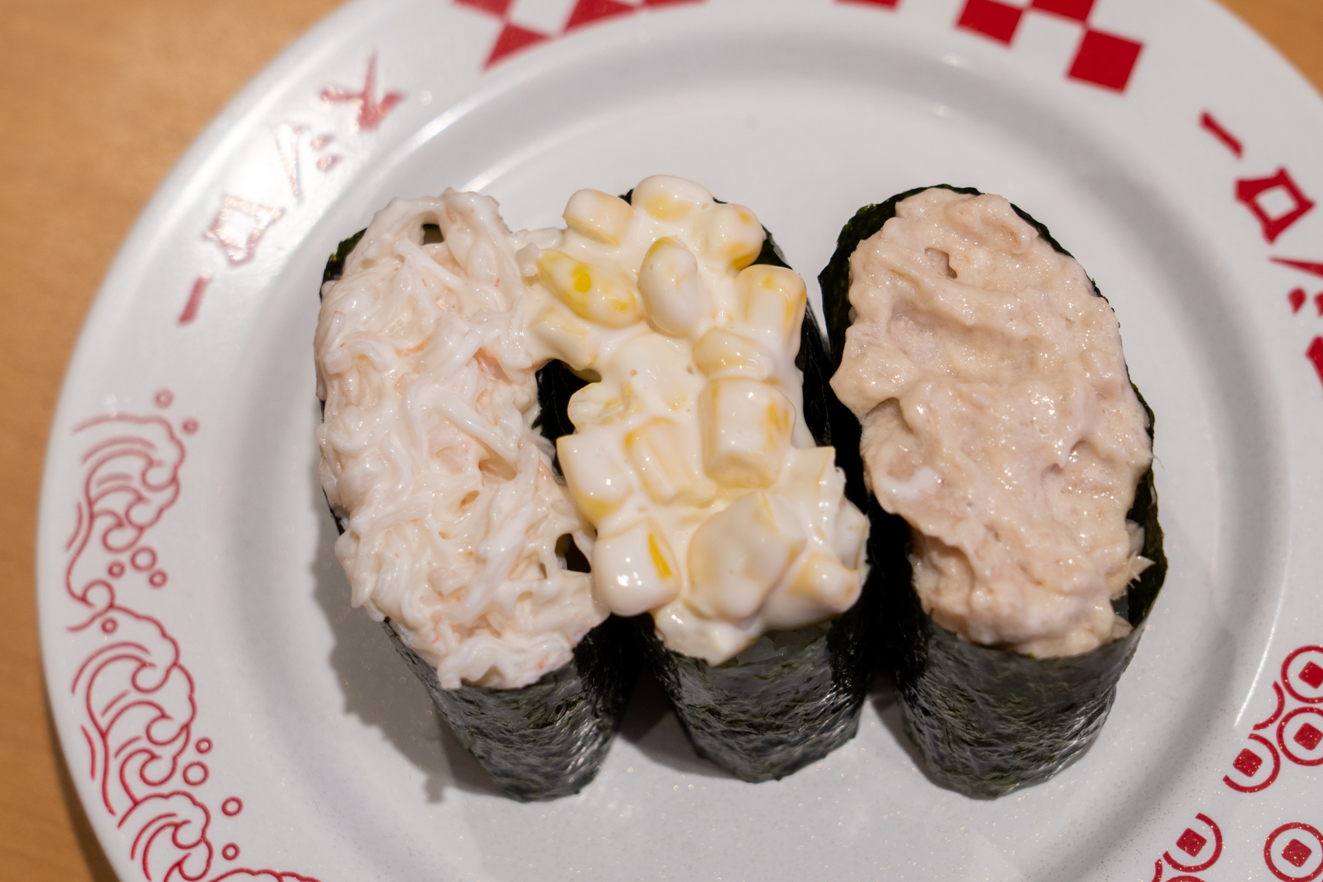 かに風サラダ、コーン、ツナサラダの軍艦が一皿に