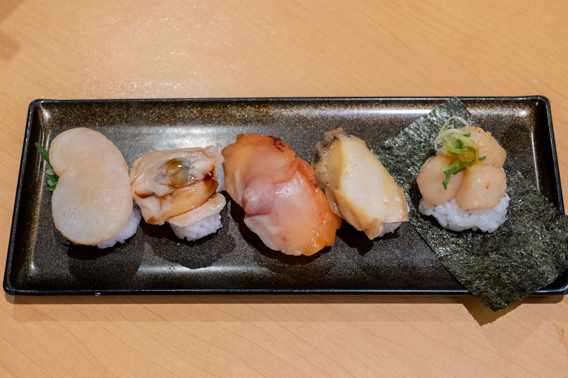 左からタイラギ貝、煮はまぐり、赤貝、煮あわび、いたや貝