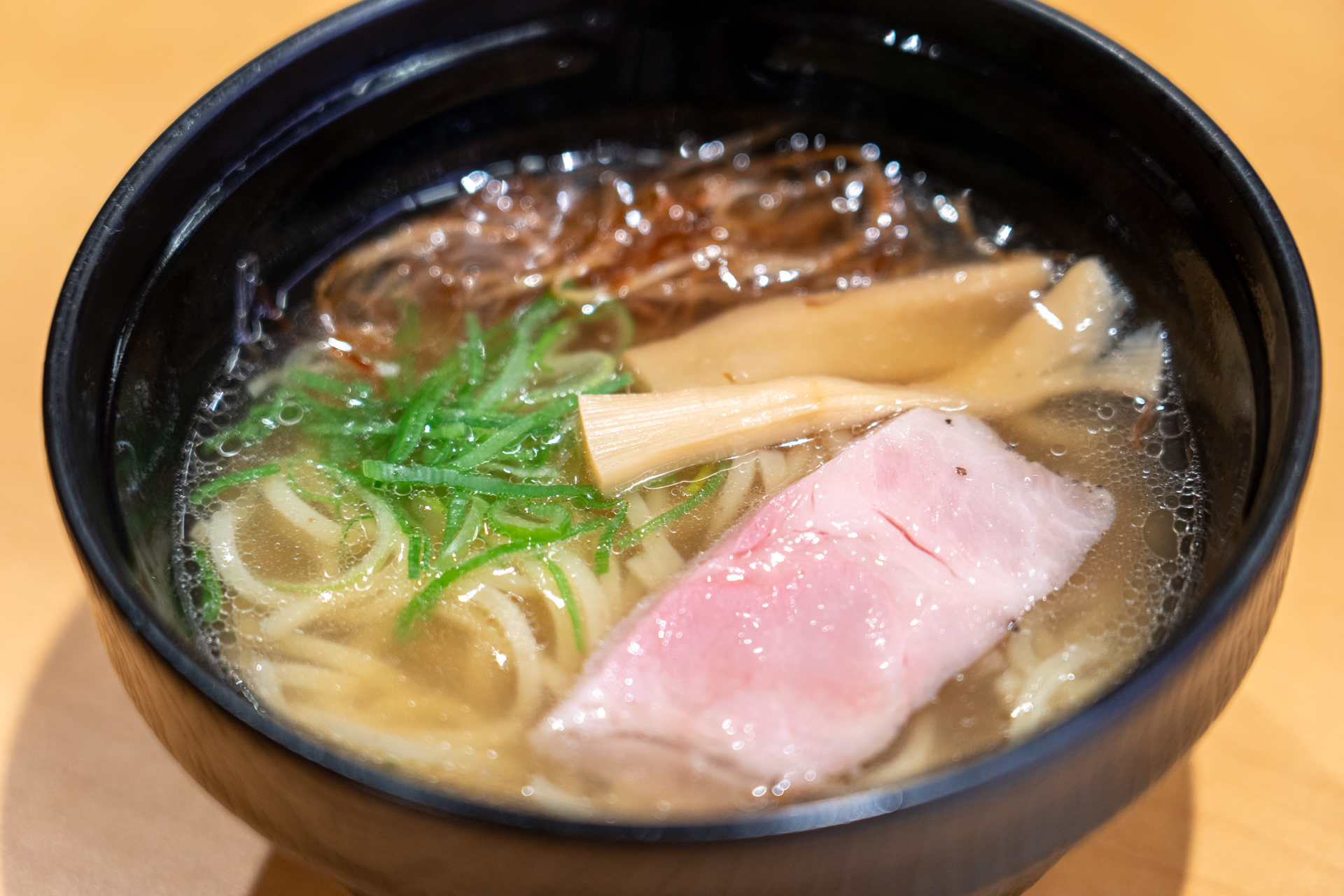 茶色いのはきくらげかと思いきや揚げ玉ねぎ。たまらない風味がプラスされている