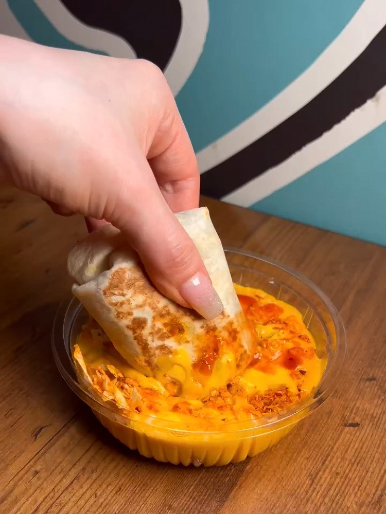 チーズソースにディップして楽しむ「沼でぃっぷ チーズソース」