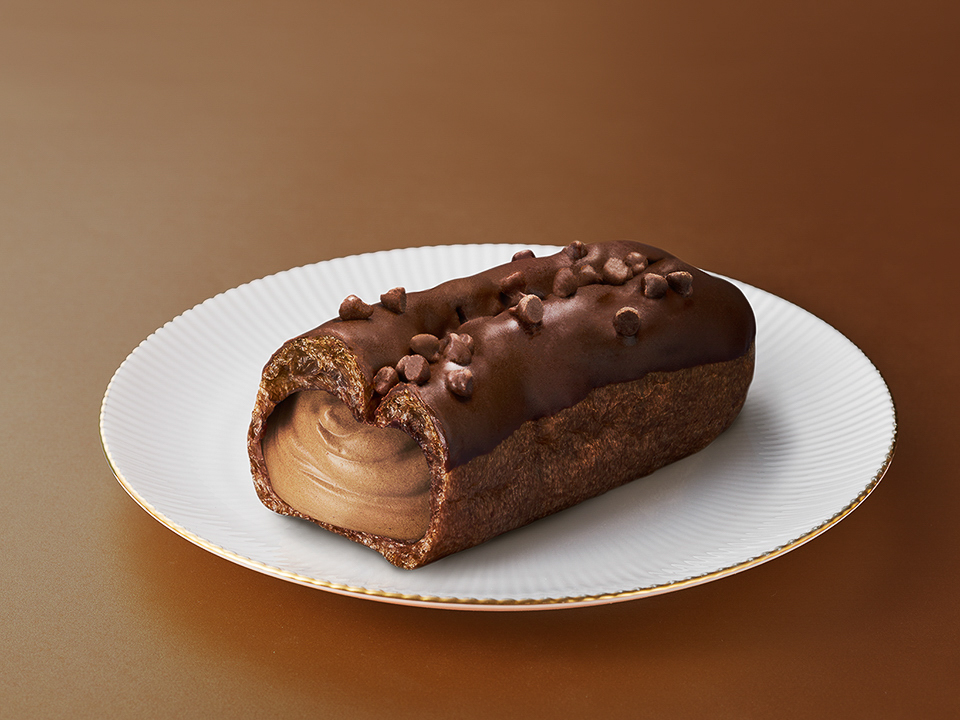 チョコレートチップをトッピングした「プレミアムショコラエクレア」