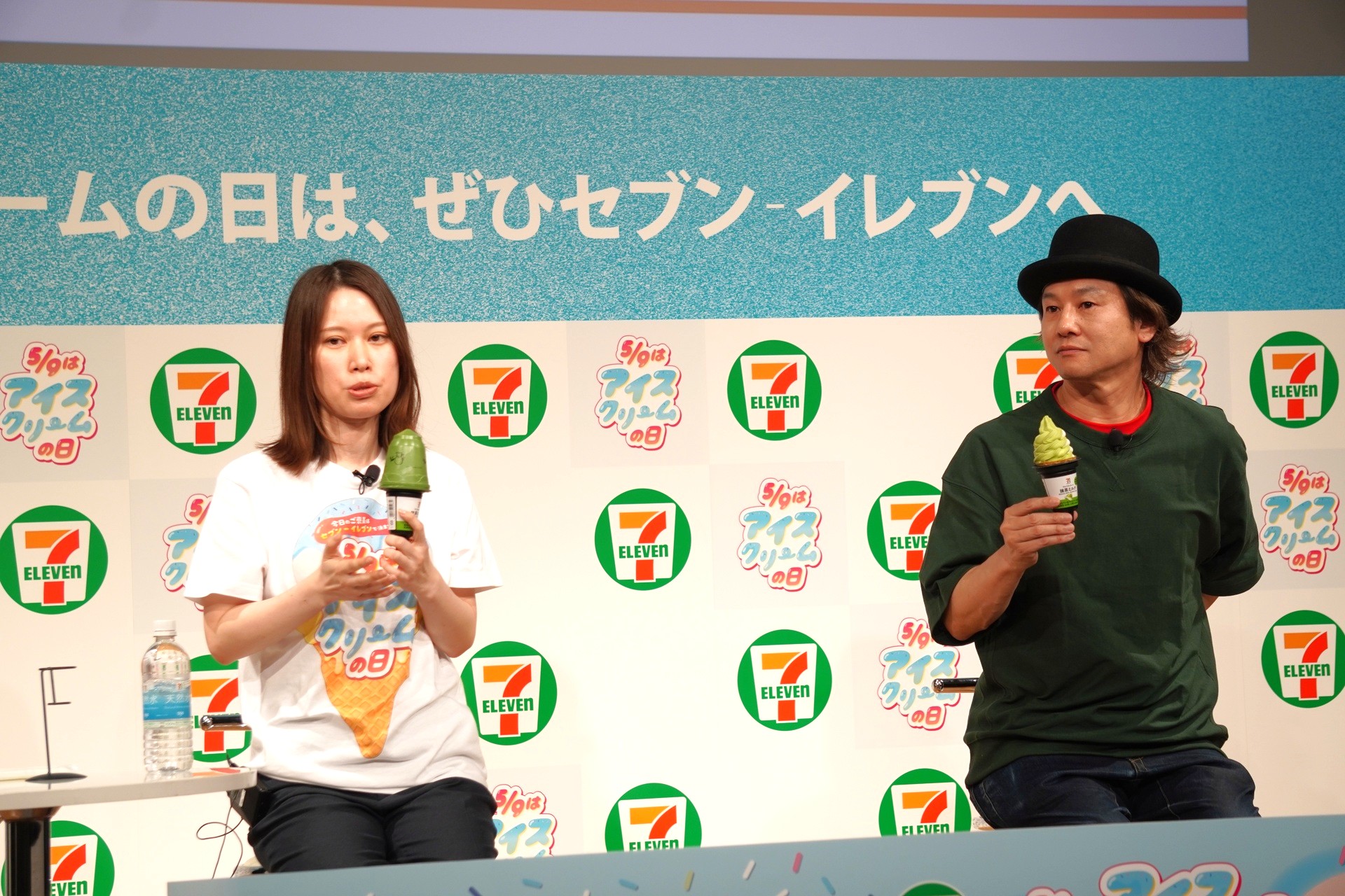 株式会社セブン-イレブン・ジャパン グロサリー商品開発部 アイス マーチャンダイザー 竹谷絵梨氏が新商品をアピールし、アイスマン福留さんが試食