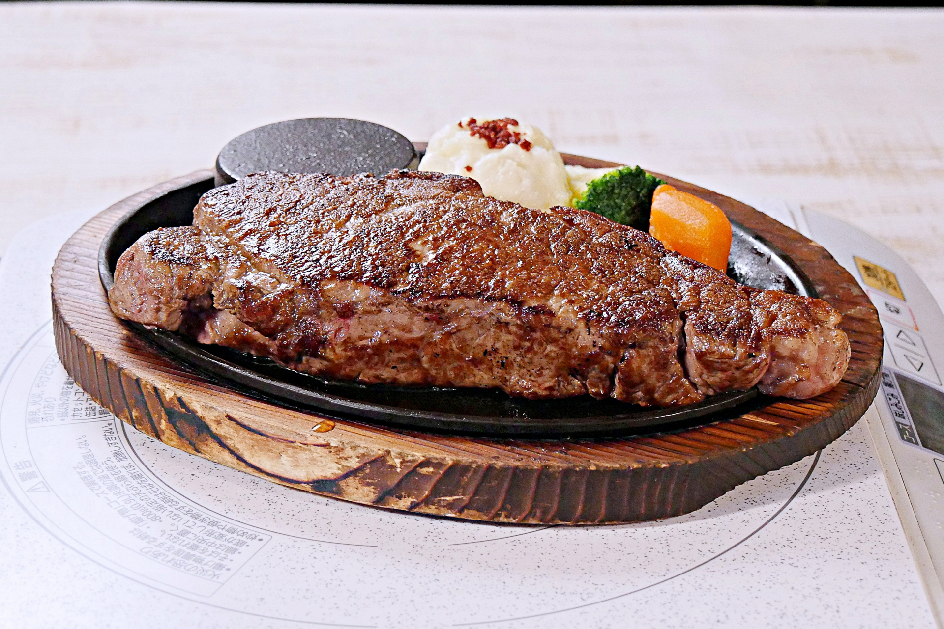 定番のサーロインステーキ