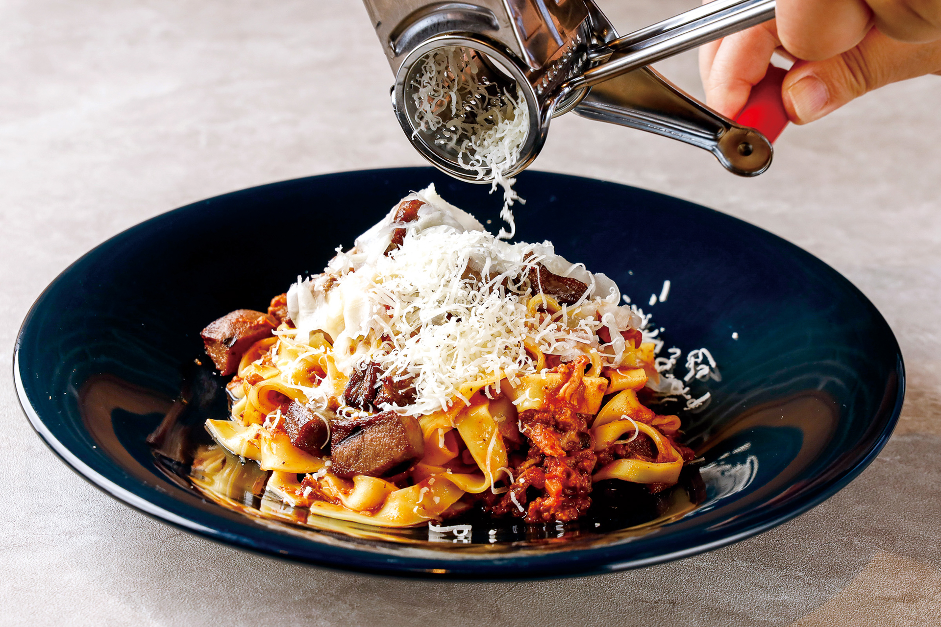 山盛りチーズとゴロゴロ牛タンのボロネーゼ