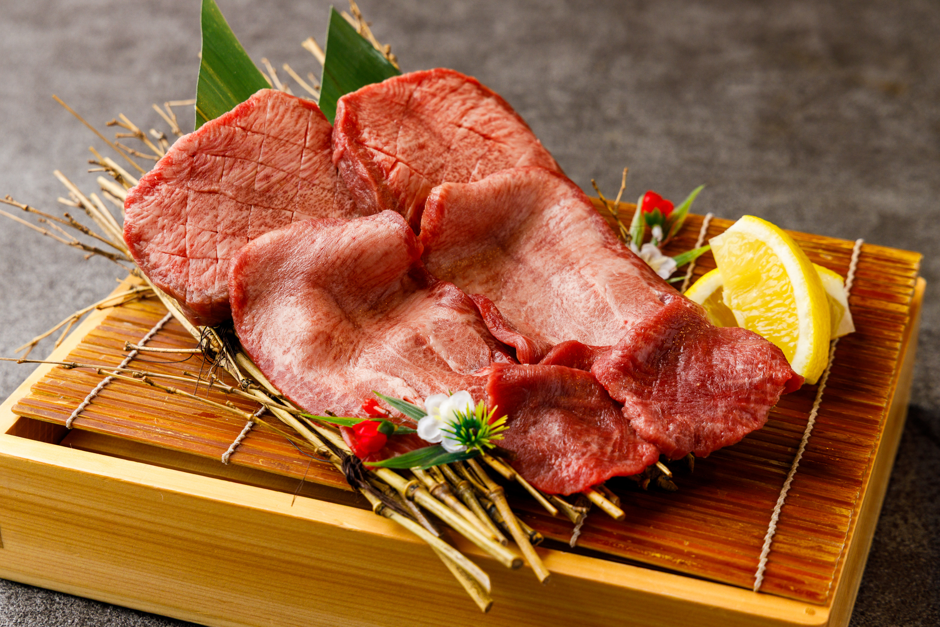 国産黒タンと特上厚切りタンの盛合せ