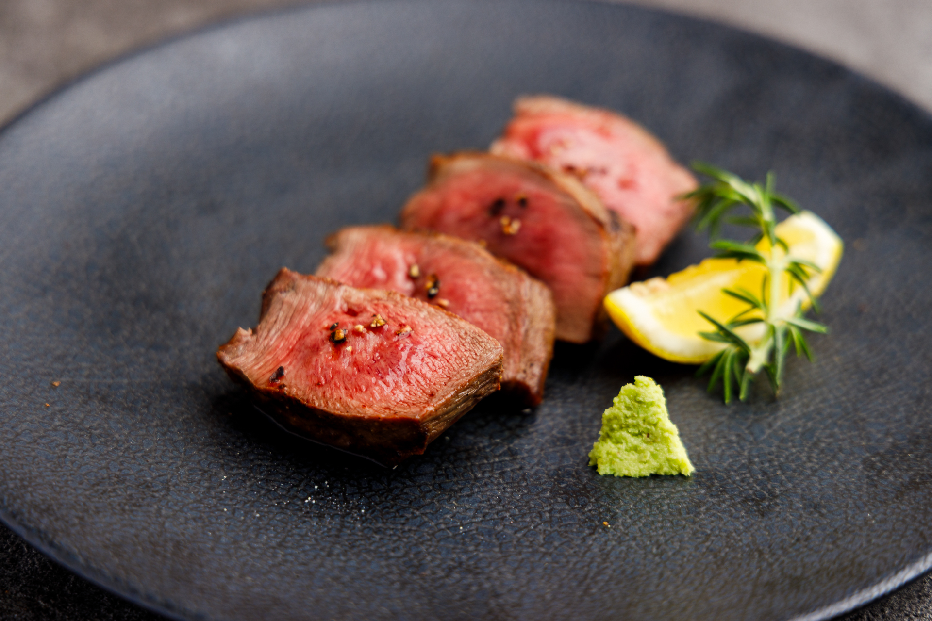 極上厚切り牛タンステーキ